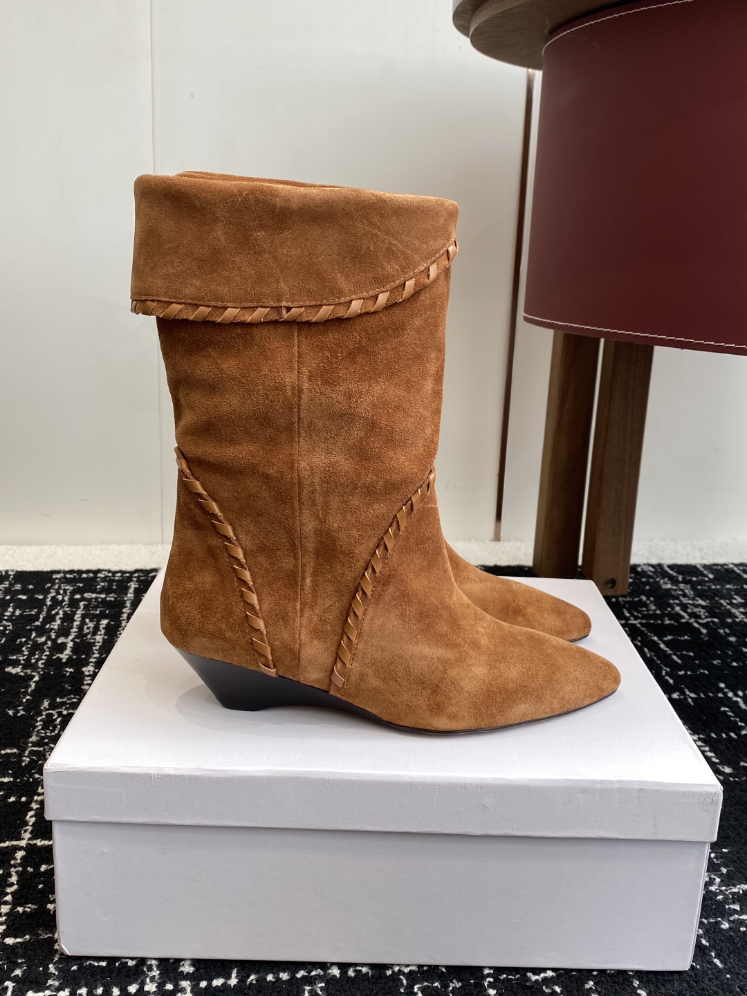 代购级
Isabel Marant  伊莎贝尔 24ss 少女感  一眼就心动

一脚蹬坡跟短靴  is