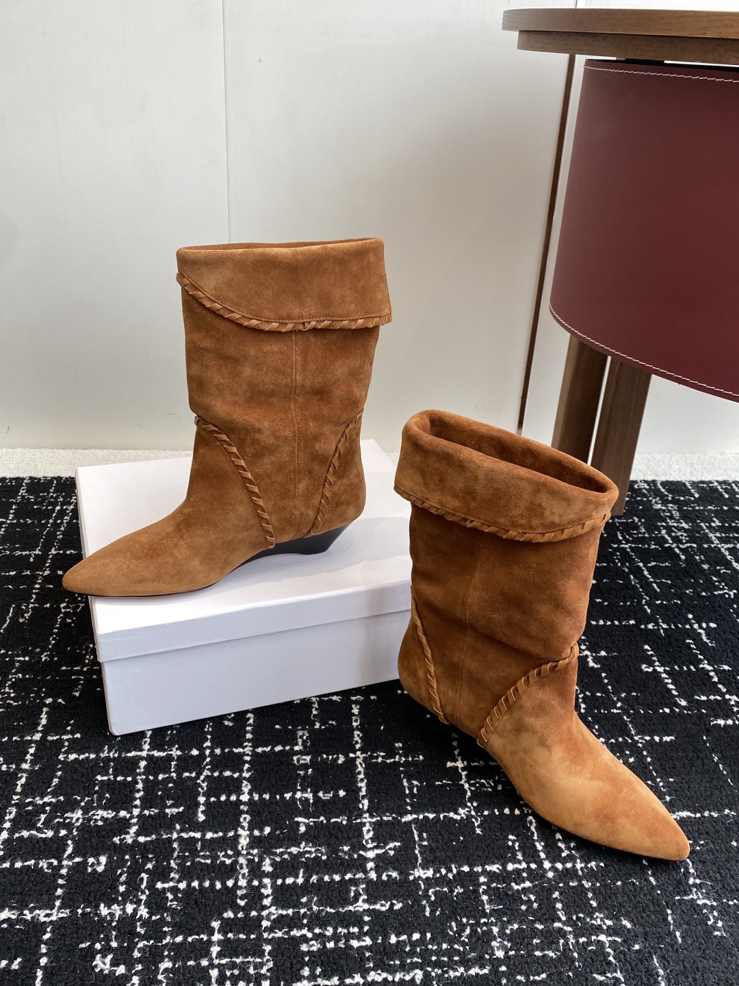 代购级
Isabel Marant  伊莎贝尔 24ss 少女感  一眼就心动

一脚蹬坡跟短靴  is