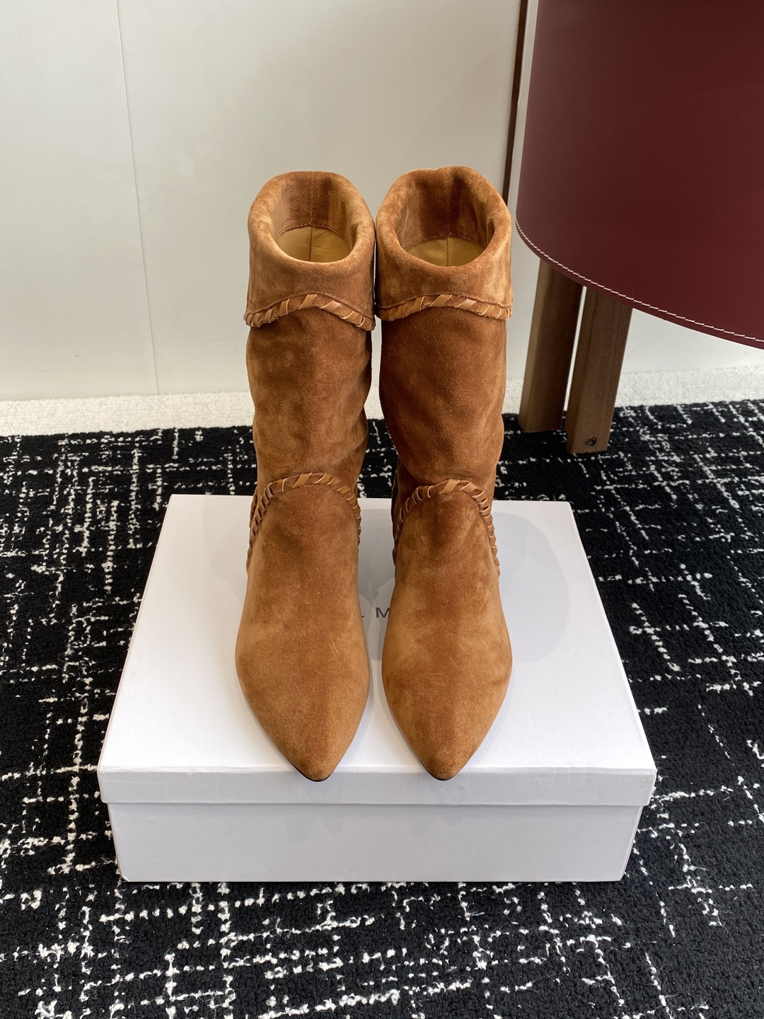 代购级
Isabel Marant  伊莎贝尔 24ss 少女感  一眼就心动

一脚蹬坡跟短靴  is