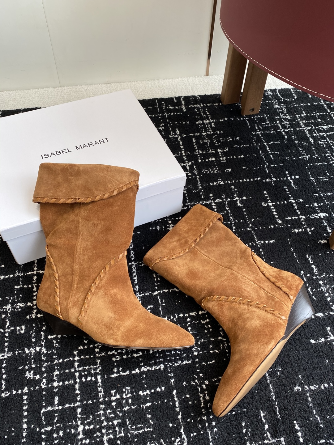代购级
Isabel Marant  伊莎贝尔 24ss 少女感  一眼就心动

一脚蹬坡跟短靴  is