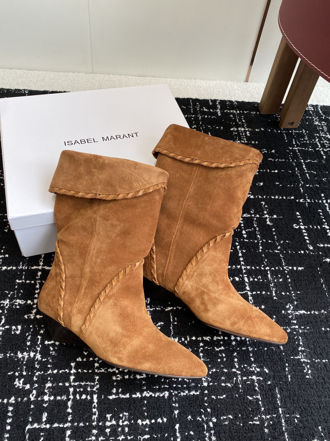 代购级
Isabel Marant  伊莎贝尔 24ss 少女感  一眼就心动

一脚蹬坡跟短靴  is