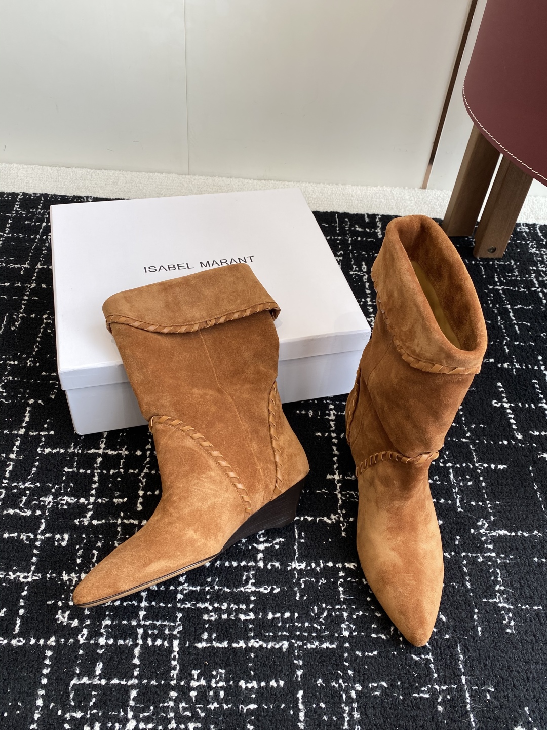 代购级
Isabel Marant  伊莎贝尔 24ss 少女感  一眼就心动

一脚蹬坡跟短靴  is