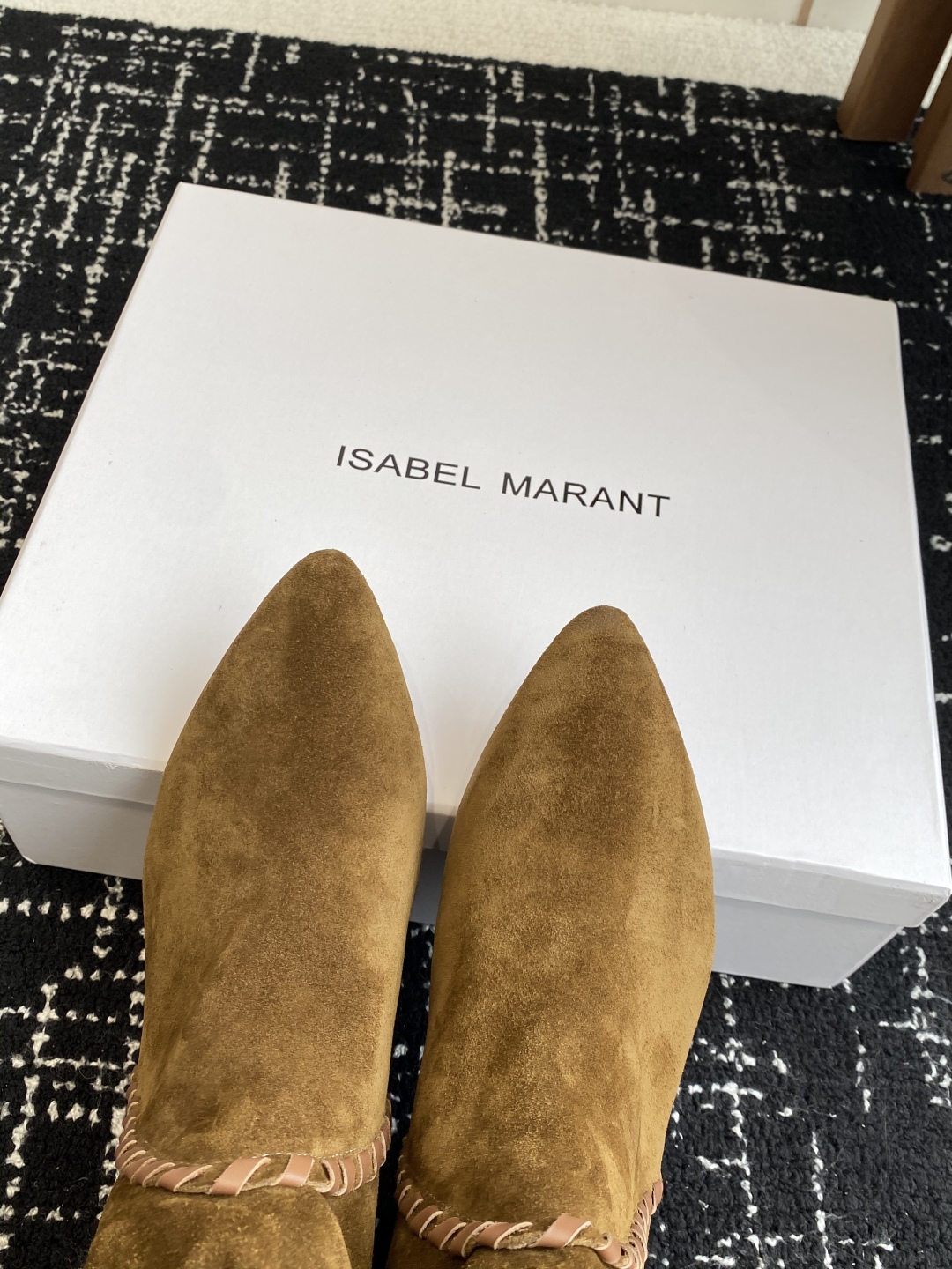 代购级
Isabel Marant  伊莎贝尔 24ss 少女感  一眼就心动

一脚蹬坡跟短靴  is