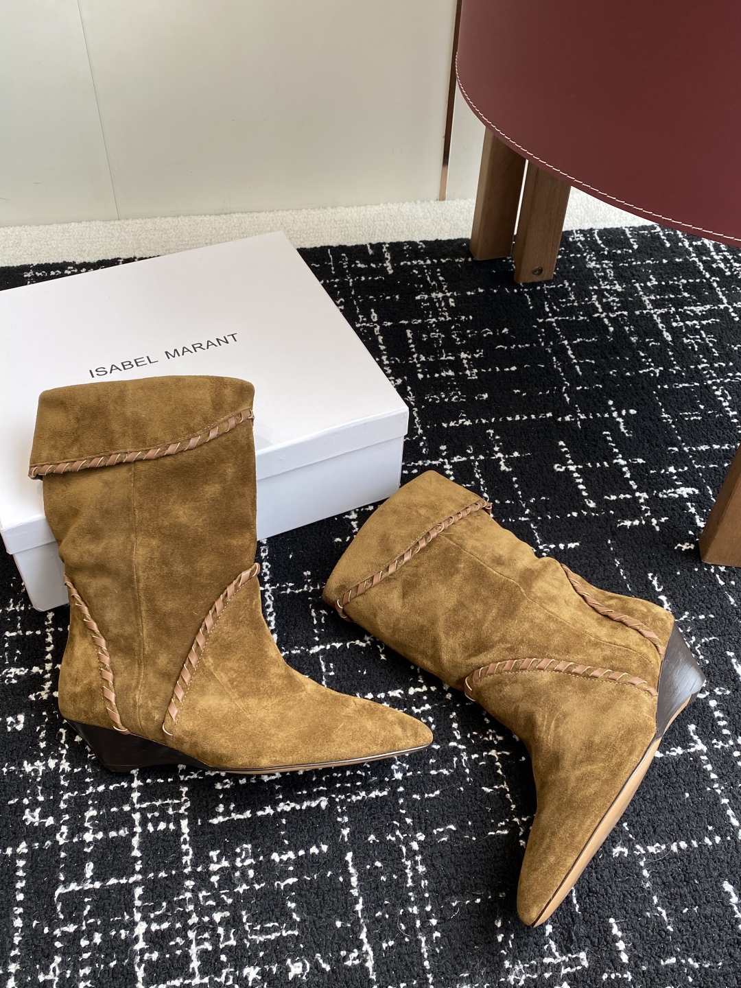 代购级
Isabel Marant  伊莎贝尔 24ss 少女感  一眼就心动

一脚蹬坡跟短靴  is