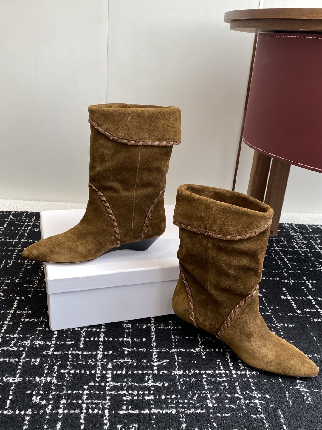 代购级
Isabel Marant  伊莎贝尔 24ss 少女感  一眼就心动

一脚蹬坡跟短靴  is