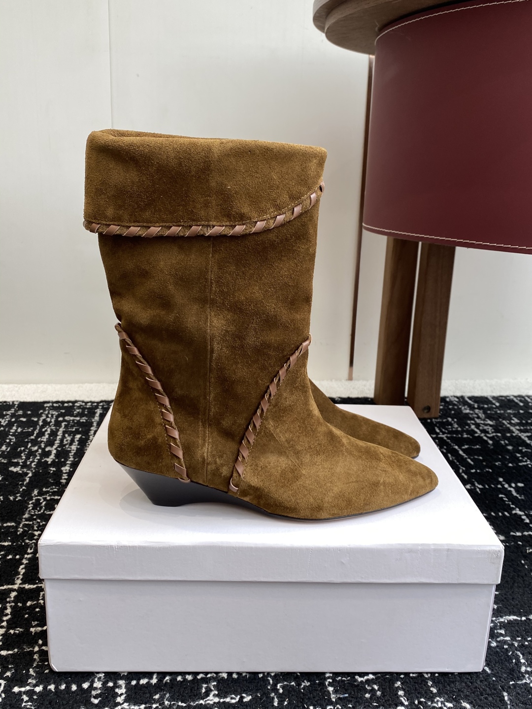 代购级
Isabel Marant  伊莎贝尔 24ss 少女感  一眼就心动

一脚蹬坡跟短靴  is
