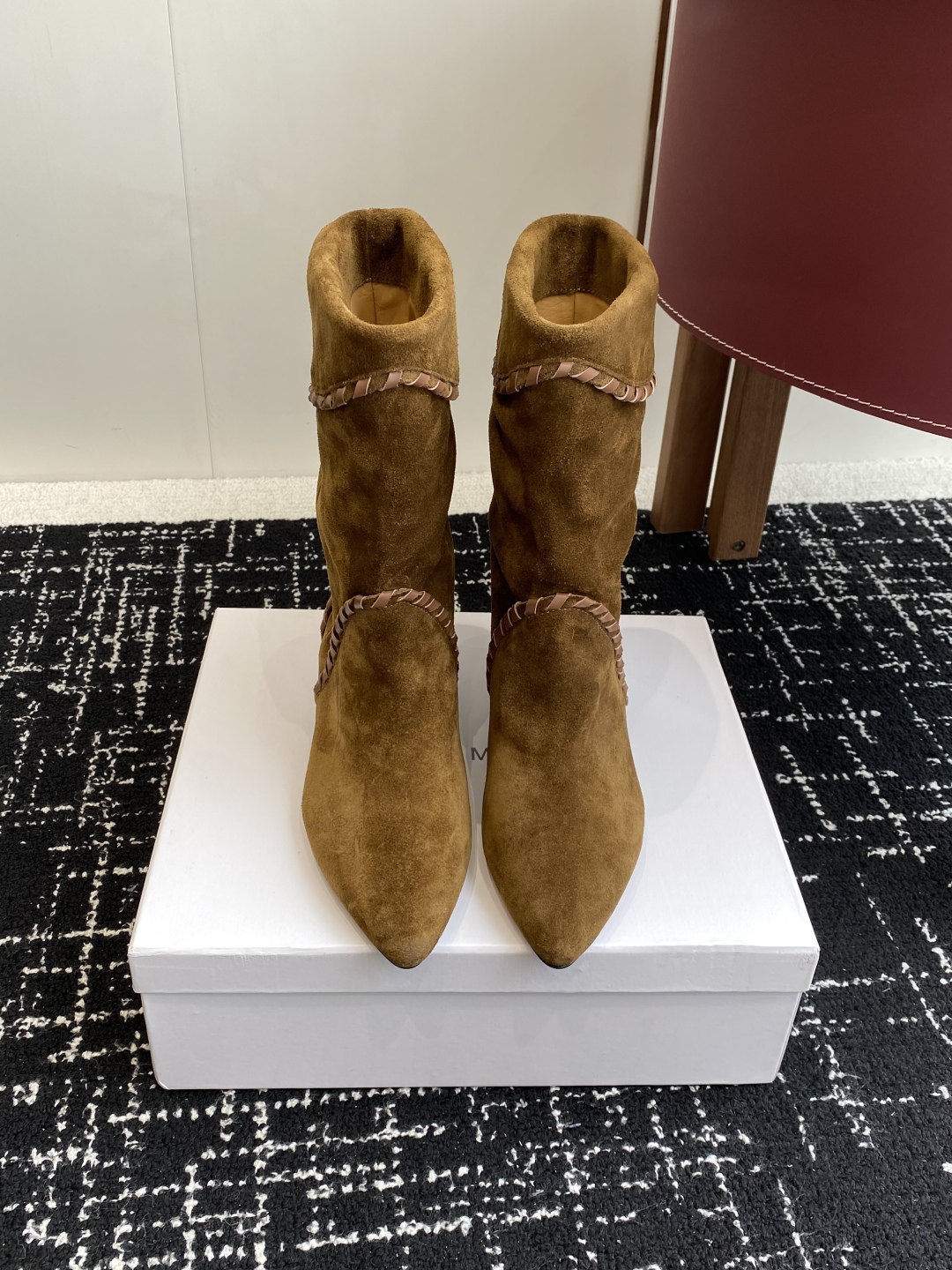 代购级
Isabel Marant  伊莎贝尔 24ss 少女感  一眼就心动

一脚蹬坡跟短靴  is