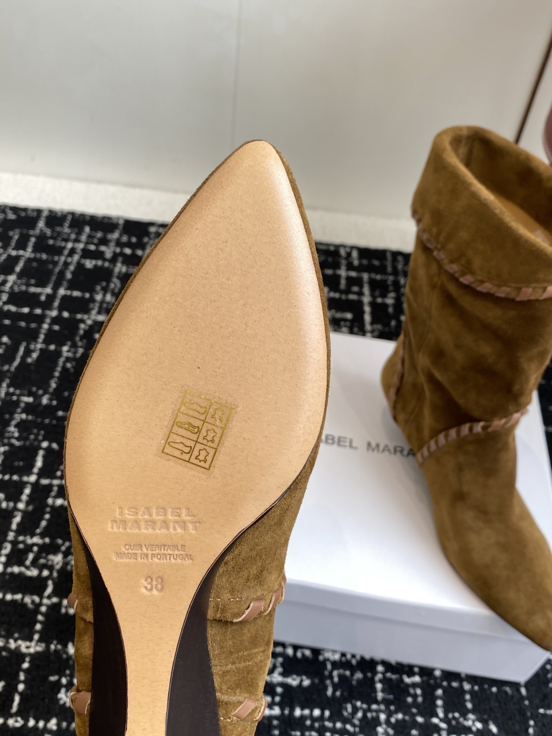 代购级
Isabel Marant  伊莎贝尔 24ss 少女感  一眼就心动

一脚蹬坡跟短靴  is