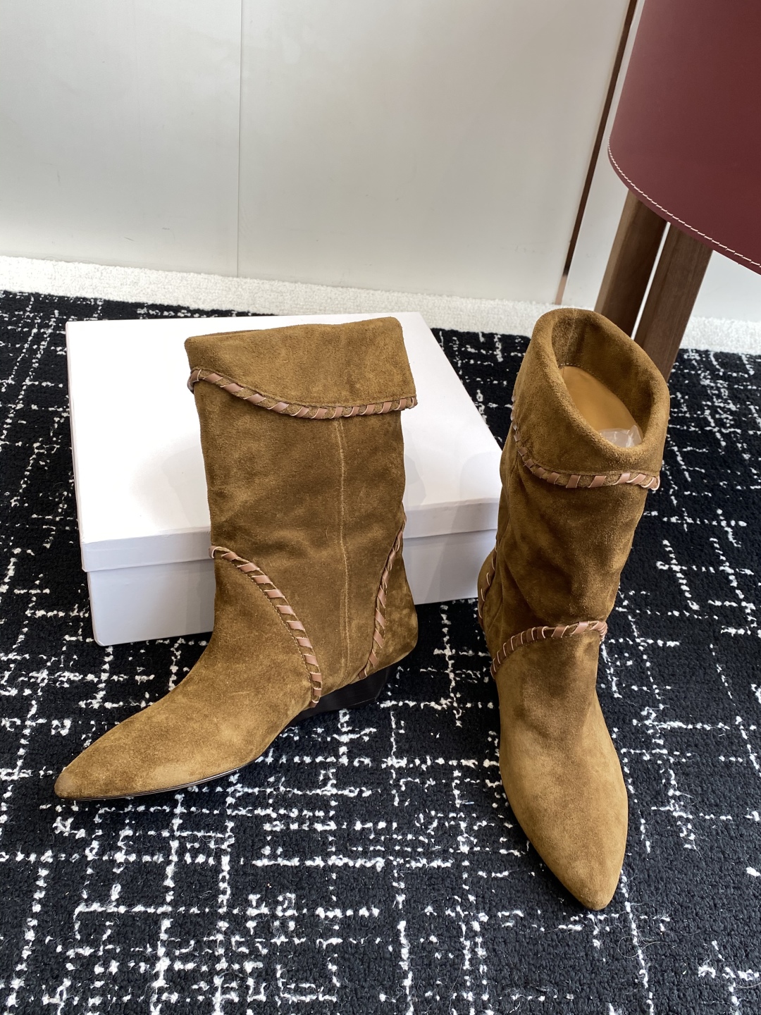 代购级
Isabel Marant  伊莎贝尔 24ss 少女感  一眼就心动

一脚蹬坡跟短靴  is