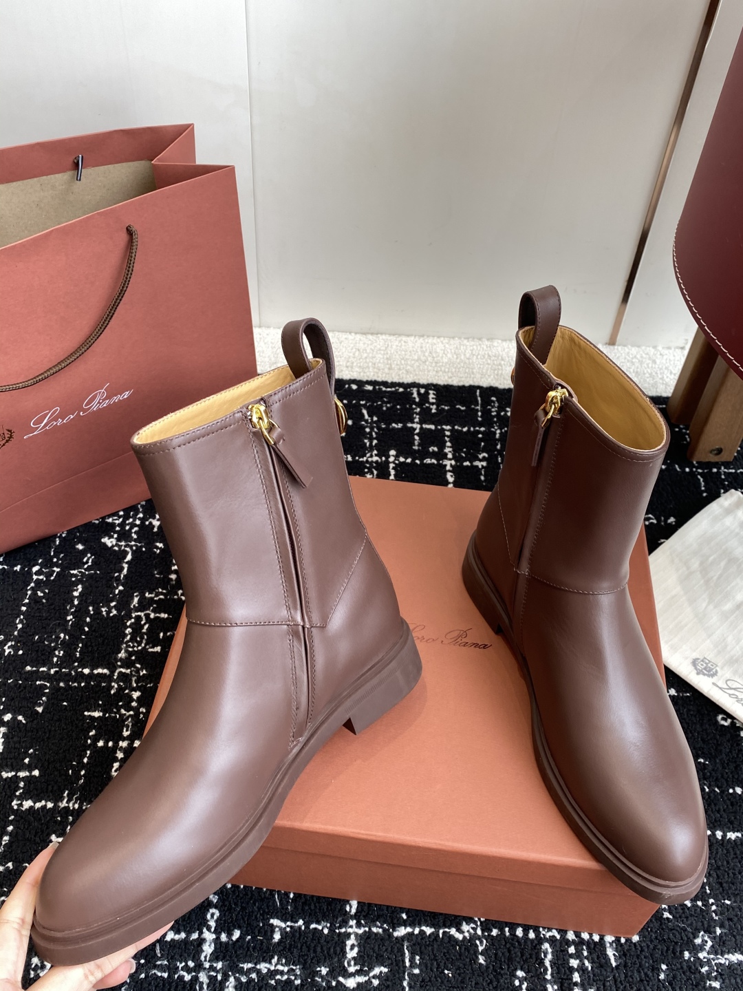 代购级
loro piana25秋冬最新款老钱风 短靴

这款羊猄 牛皮材质裸靴 皮质质感柔软舒适 侧拉
