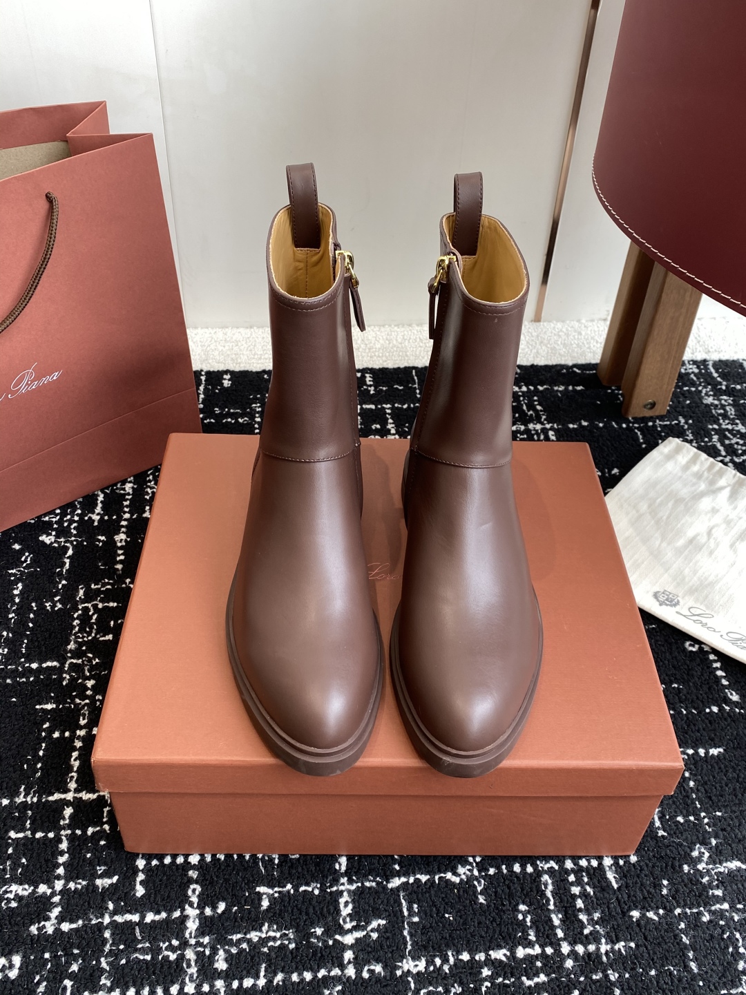 代购级
loro piana25秋冬最新款老钱风 短靴

这款羊猄 牛皮材质裸靴 皮质质感柔软舒适 侧拉