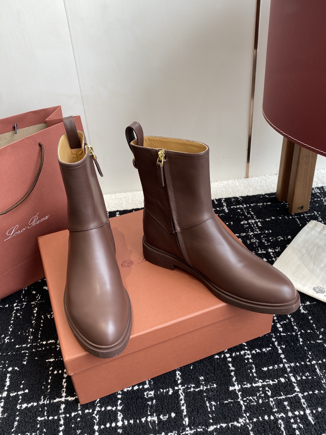 代购级
loro piana25秋冬最新款老钱风 短靴

这款羊猄 牛皮材质裸靴 皮质质感柔软舒适 侧拉