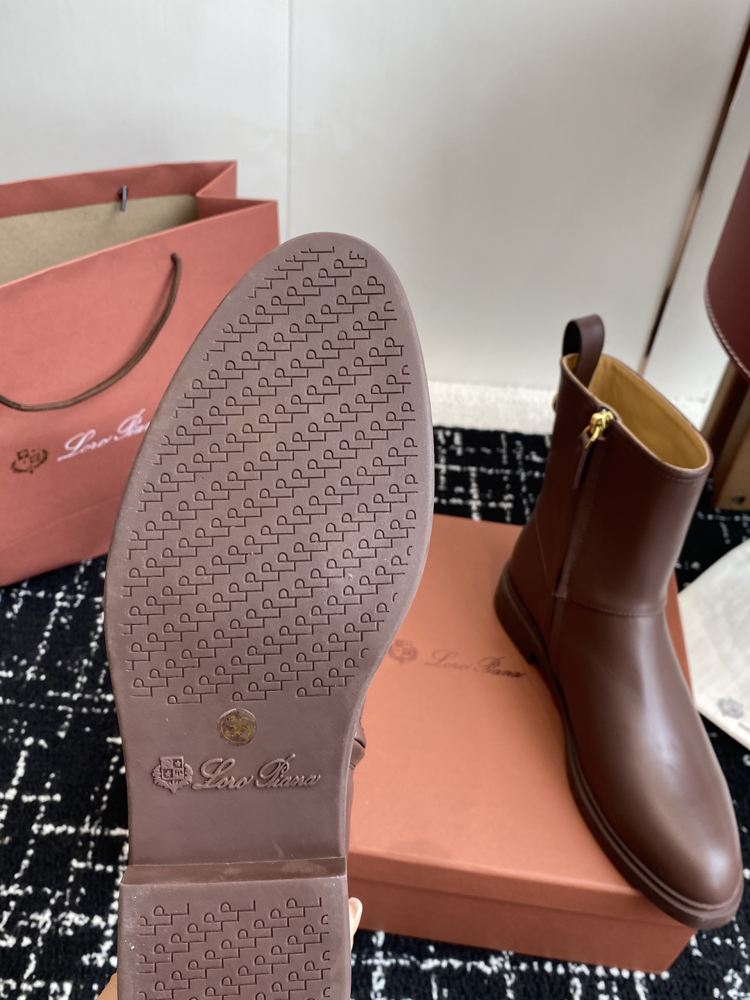 代购级
loro piana25秋冬最新款老钱风 短靴

这款羊猄 牛皮材质裸靴 皮质质感柔软舒适 侧拉