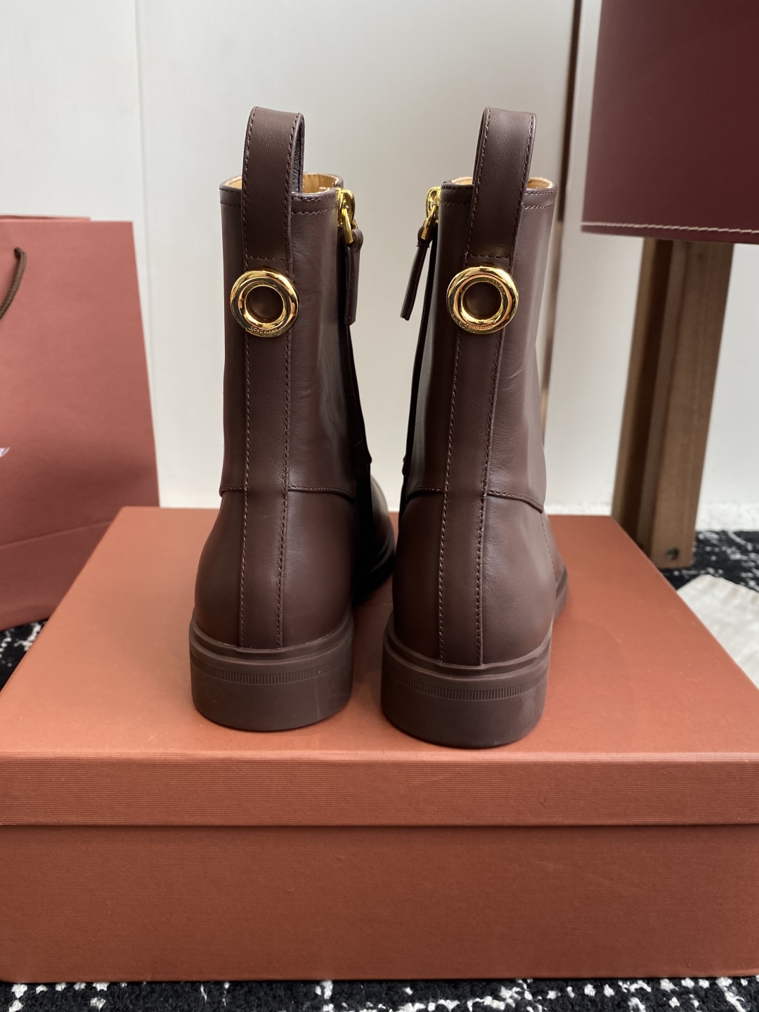 代购级
loro piana25秋冬最新款老钱风 短靴

这款羊猄 牛皮材质裸靴 皮质质感柔软舒适 侧拉
