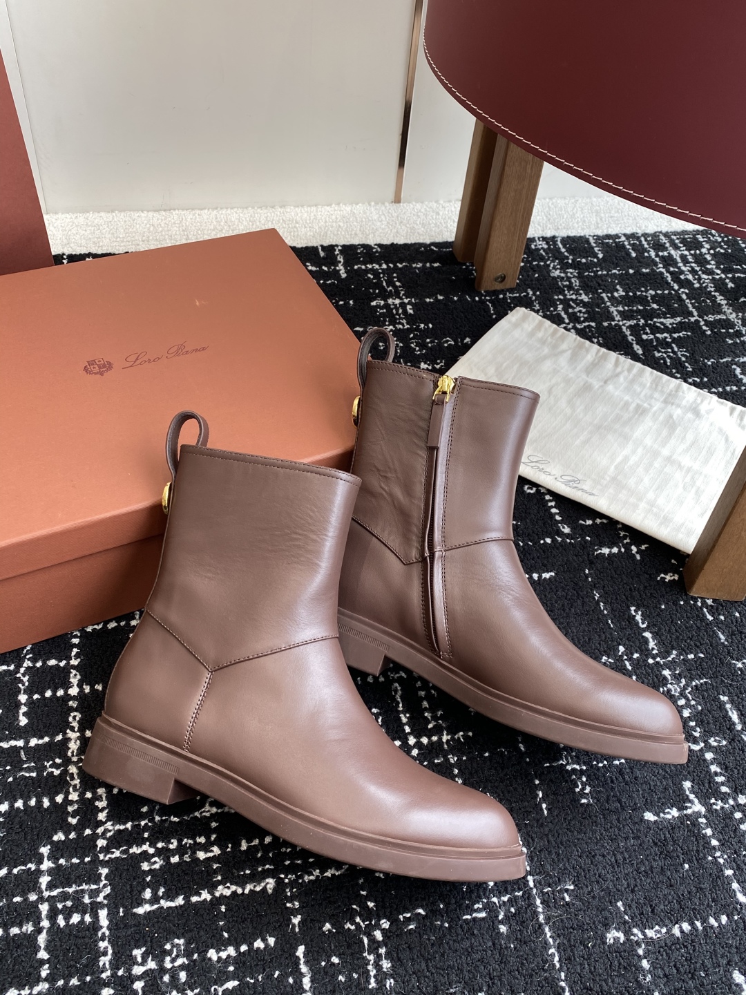 代购级
loro piana25秋冬最新款老钱风 短靴

这款羊猄 牛皮材质裸靴 皮质质感柔软舒适 侧拉