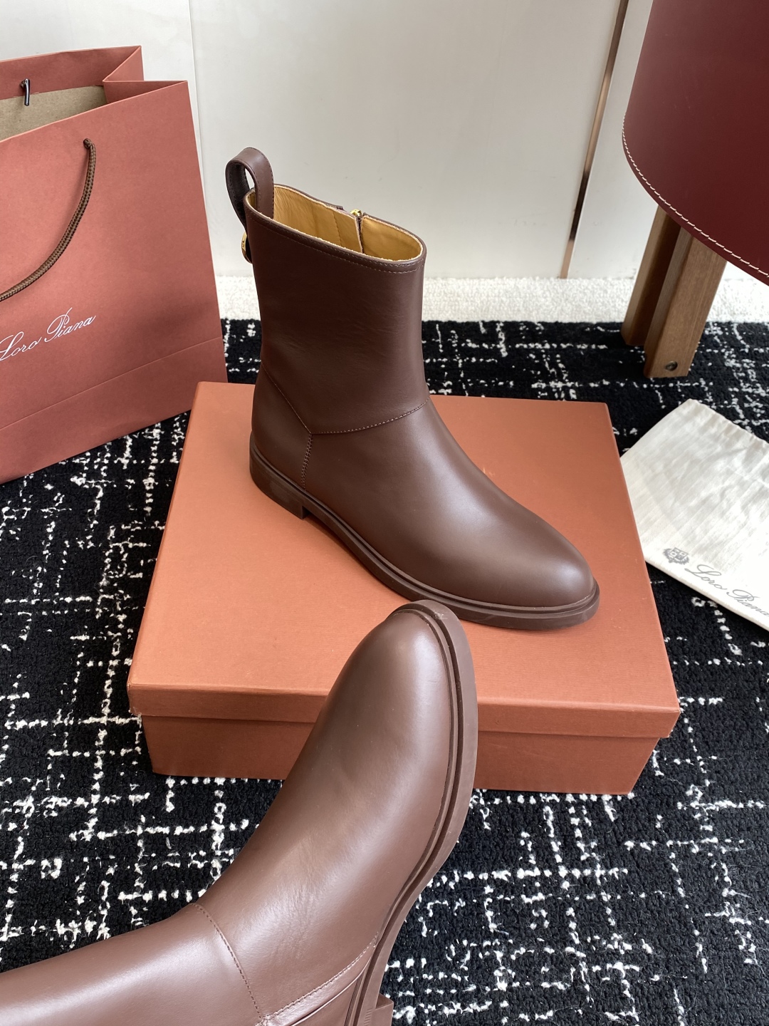 代购级
loro piana25秋冬最新款老钱风 短靴

这款羊猄 牛皮材质裸靴 皮质质感柔软舒适 侧拉