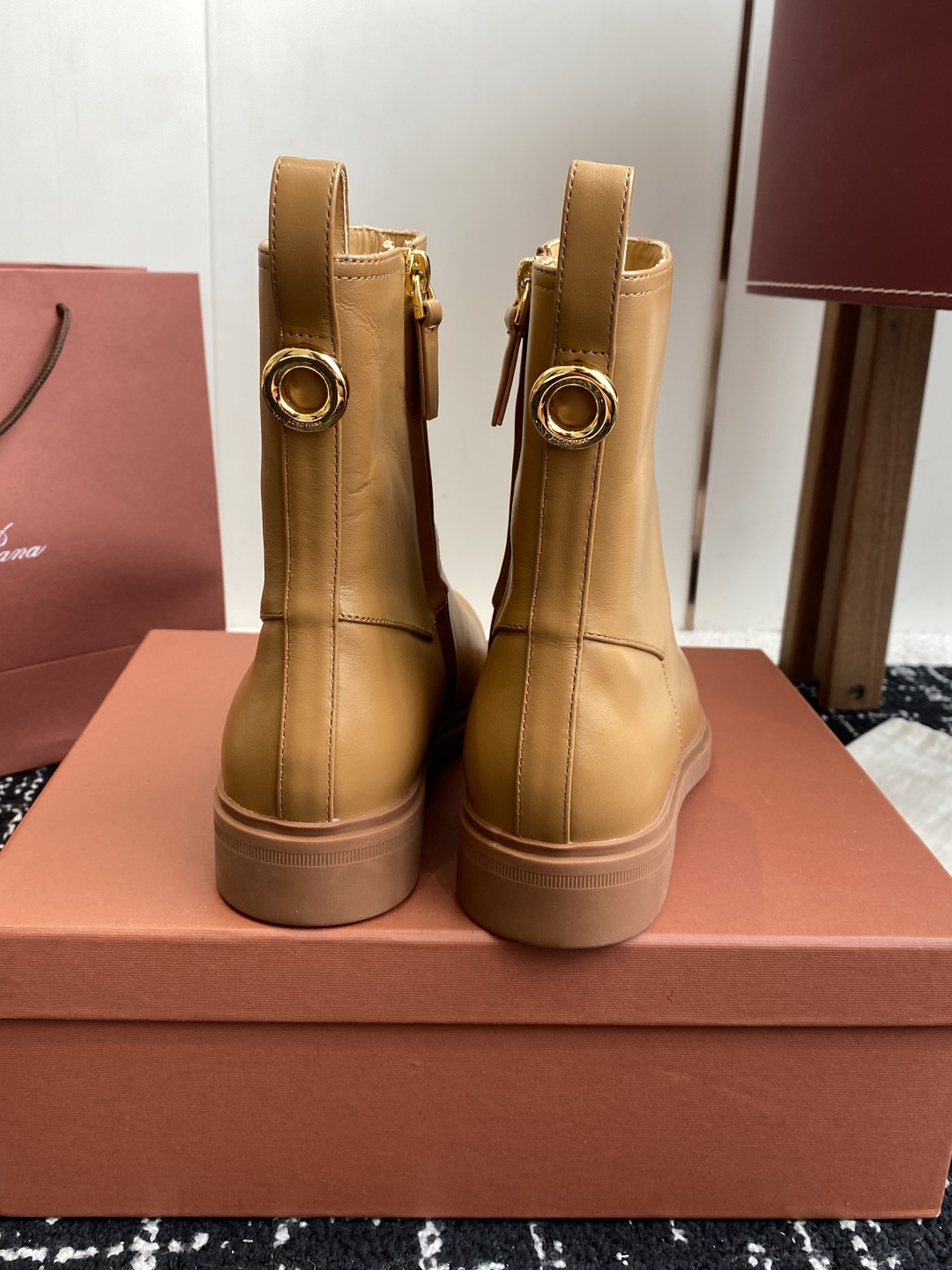 代购级
loro piana25秋冬最新款老钱风 短靴

这款羊猄 牛皮材质裸靴 皮质质感柔软舒适 侧拉