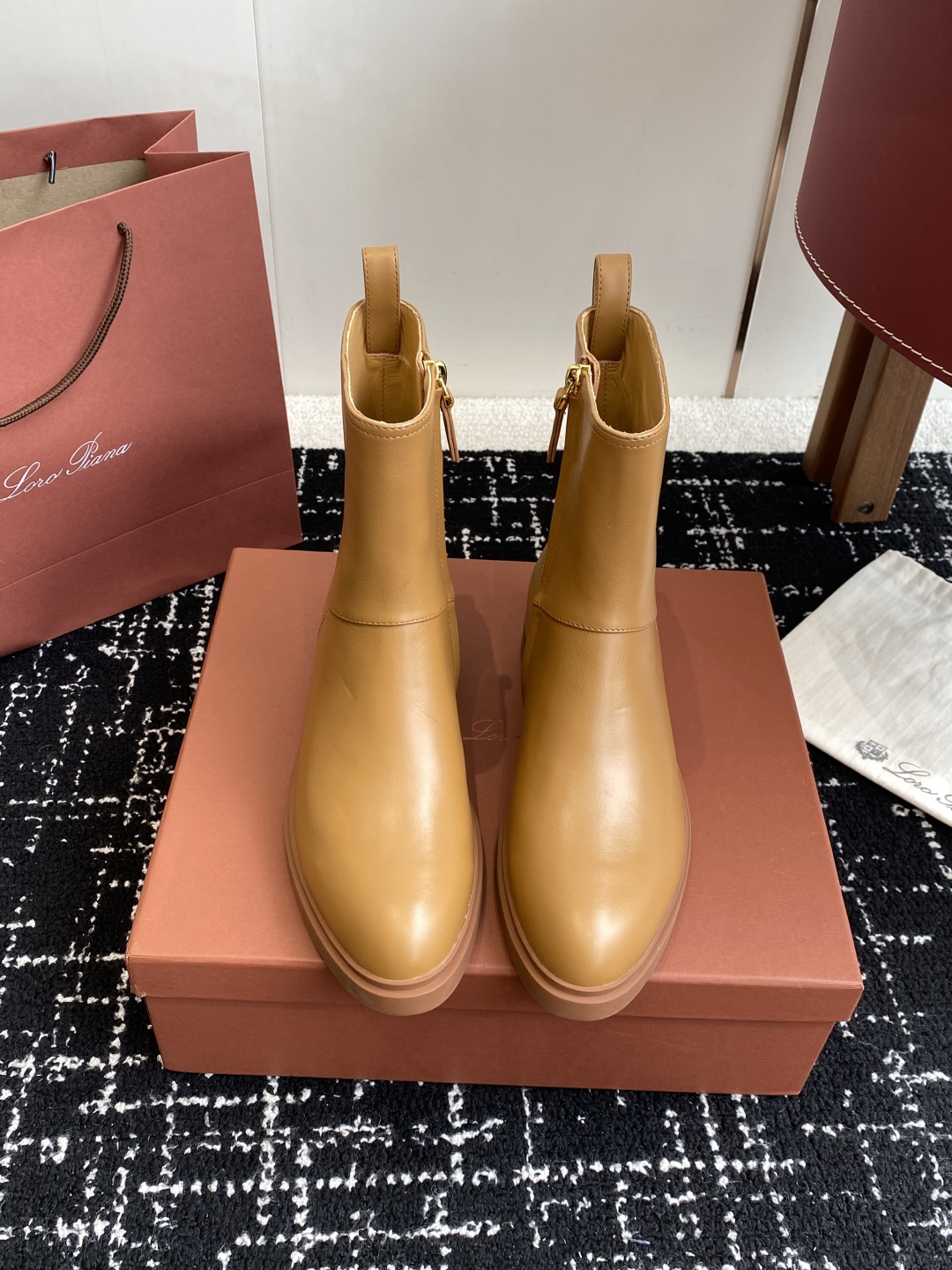 代购级
loro piana25秋冬最新款老钱风 短靴

这款羊猄 牛皮材质裸靴 皮质质感柔软舒适 侧拉