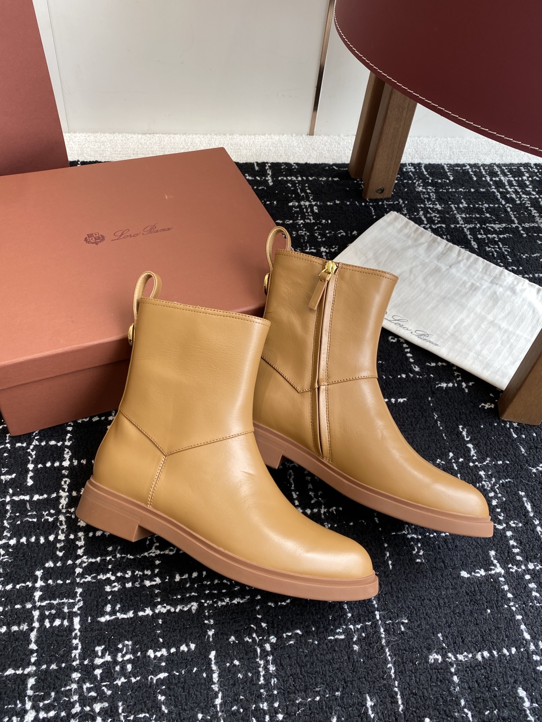 代购级
loro piana25秋冬最新款老钱风 短靴

这款羊猄 牛皮材质裸靴 皮质质感柔软舒适 侧拉