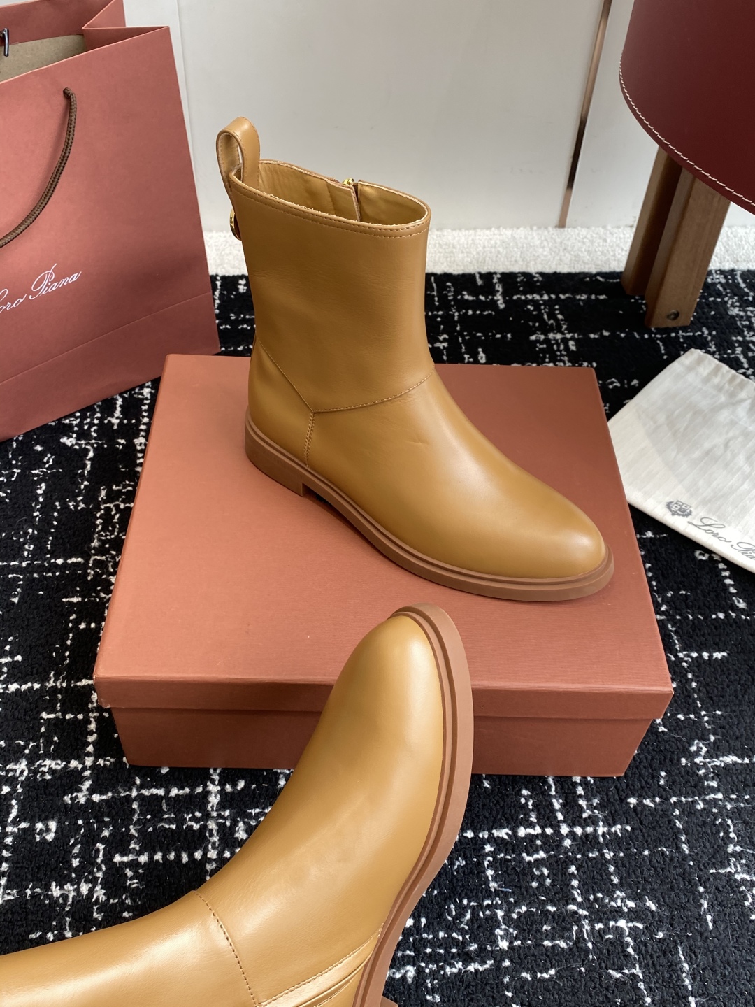 代购级
loro piana25秋冬最新款老钱风 短靴

这款羊猄 牛皮材质裸靴 皮质质感柔软舒适 侧拉