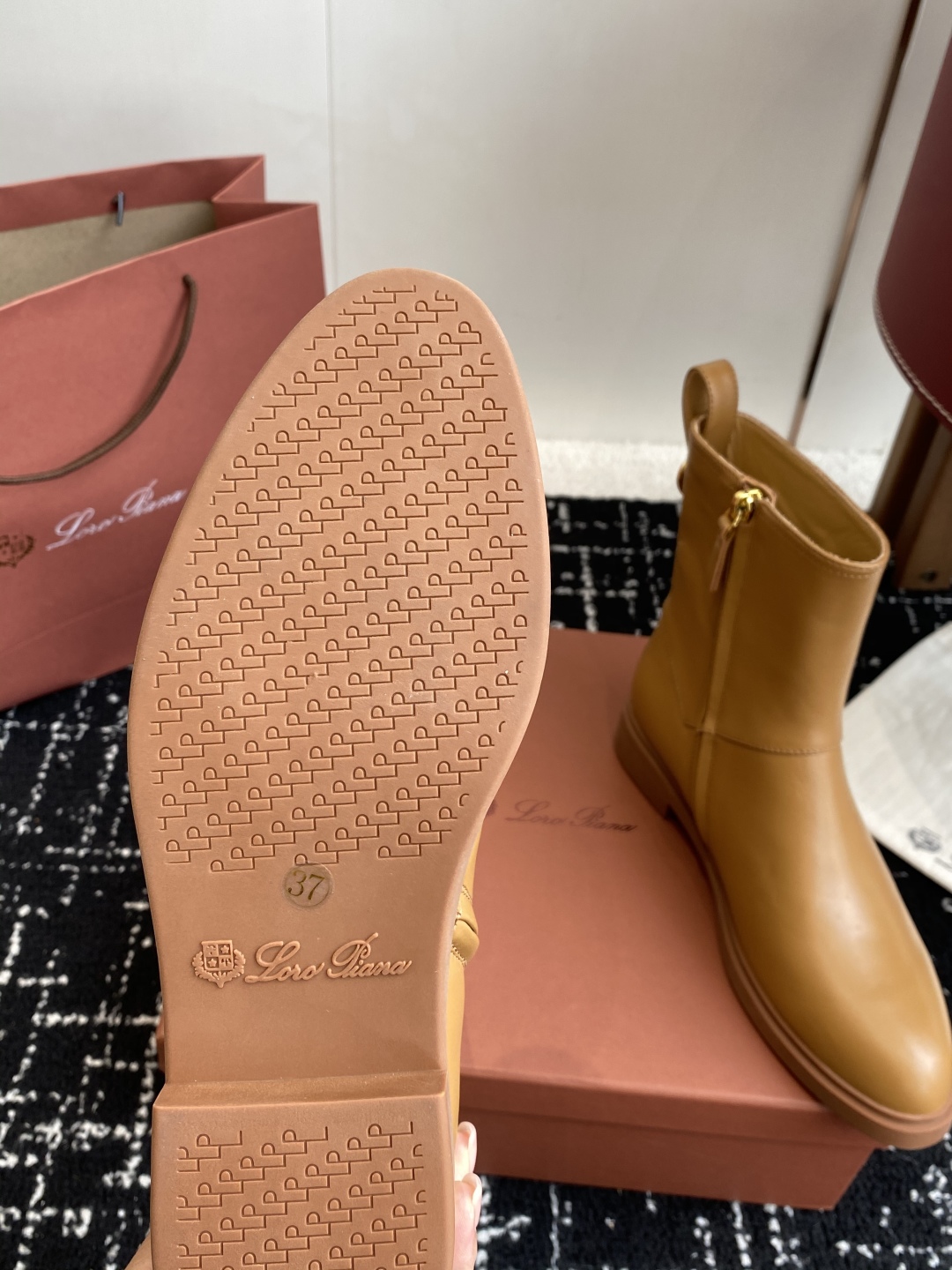 代购级
loro piana25秋冬最新款老钱风 短靴

这款羊猄 牛皮材质裸靴 皮质质感柔软舒适 侧拉
