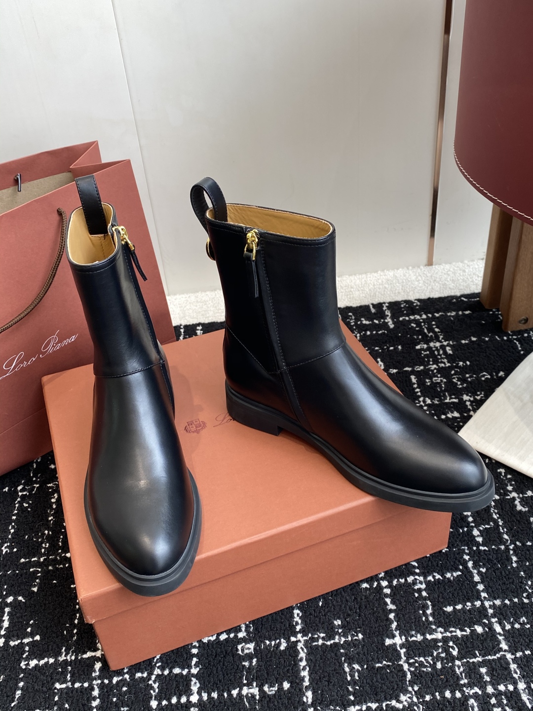 代购级
loro piana25秋冬最新款老钱风 短靴

这款羊猄 牛皮材质裸靴 皮质质感柔软舒适 侧拉
