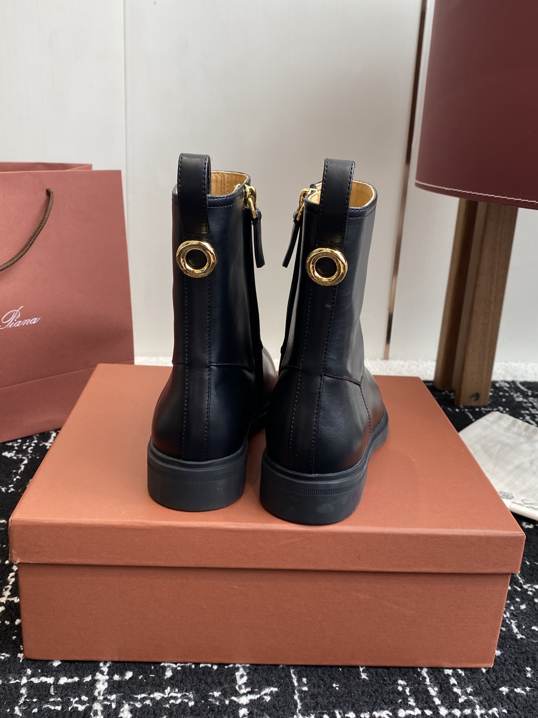 代购级
loro piana25秋冬最新款老钱风 短靴

这款羊猄 牛皮材质裸靴 皮质质感柔软舒适 侧拉