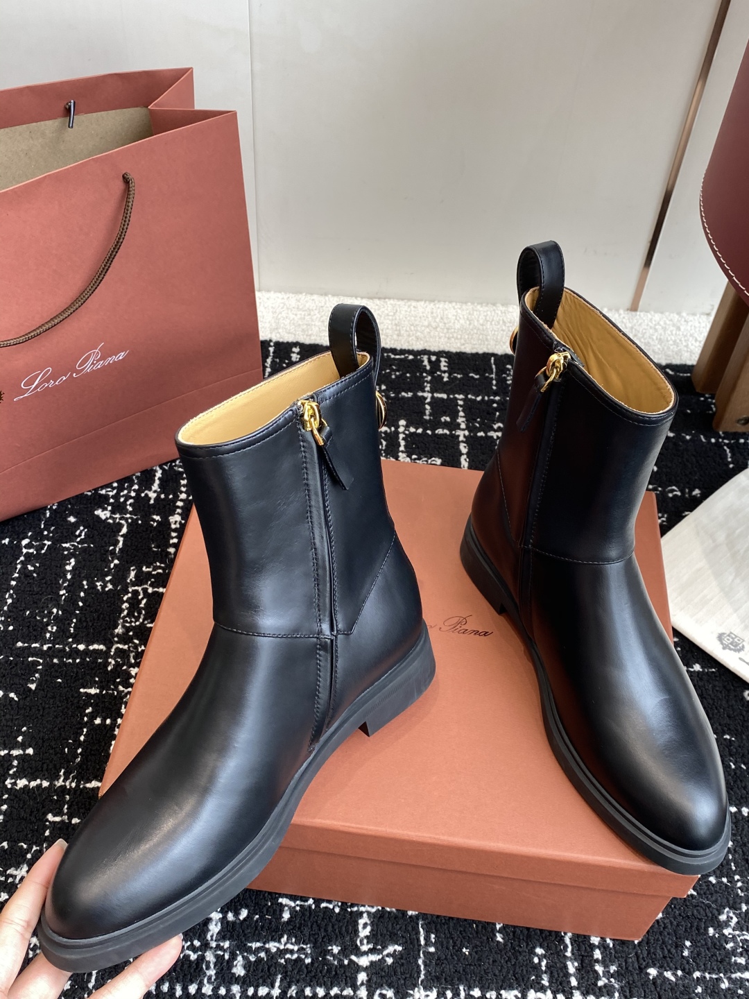代购级
loro piana25秋冬最新款老钱风 短靴

这款羊猄 牛皮材质裸靴 皮质质感柔软舒适 侧拉