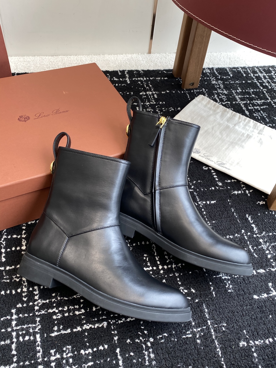 代购级
loro piana25秋冬最新款老钱风 短靴

这款羊猄 牛皮材质裸靴 皮质质感柔软舒适 侧拉