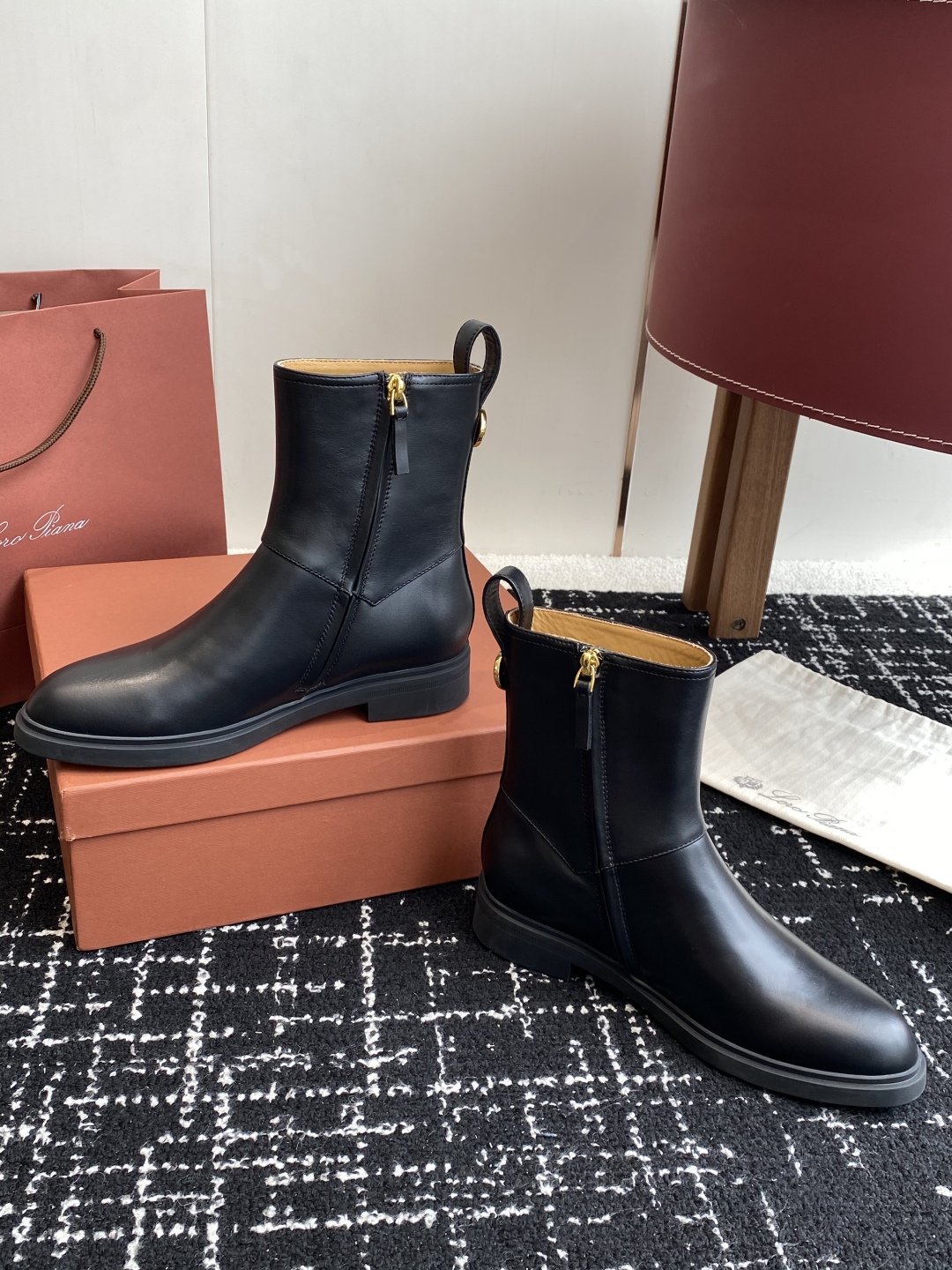 代购级
loro piana25秋冬最新款老钱风 短靴

这款羊猄 牛皮材质裸靴 皮质质感柔软舒适 侧拉