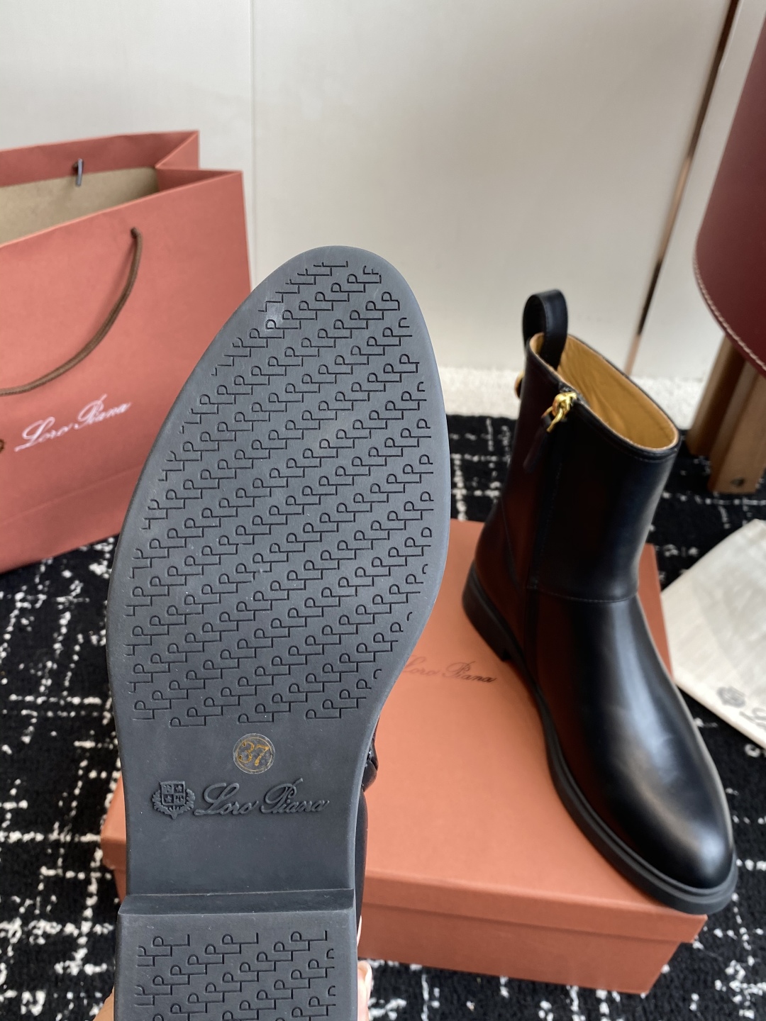 代购级
loro piana25秋冬最新款老钱风 短靴

这款羊猄 牛皮材质裸靴 皮质质感柔软舒适 侧拉