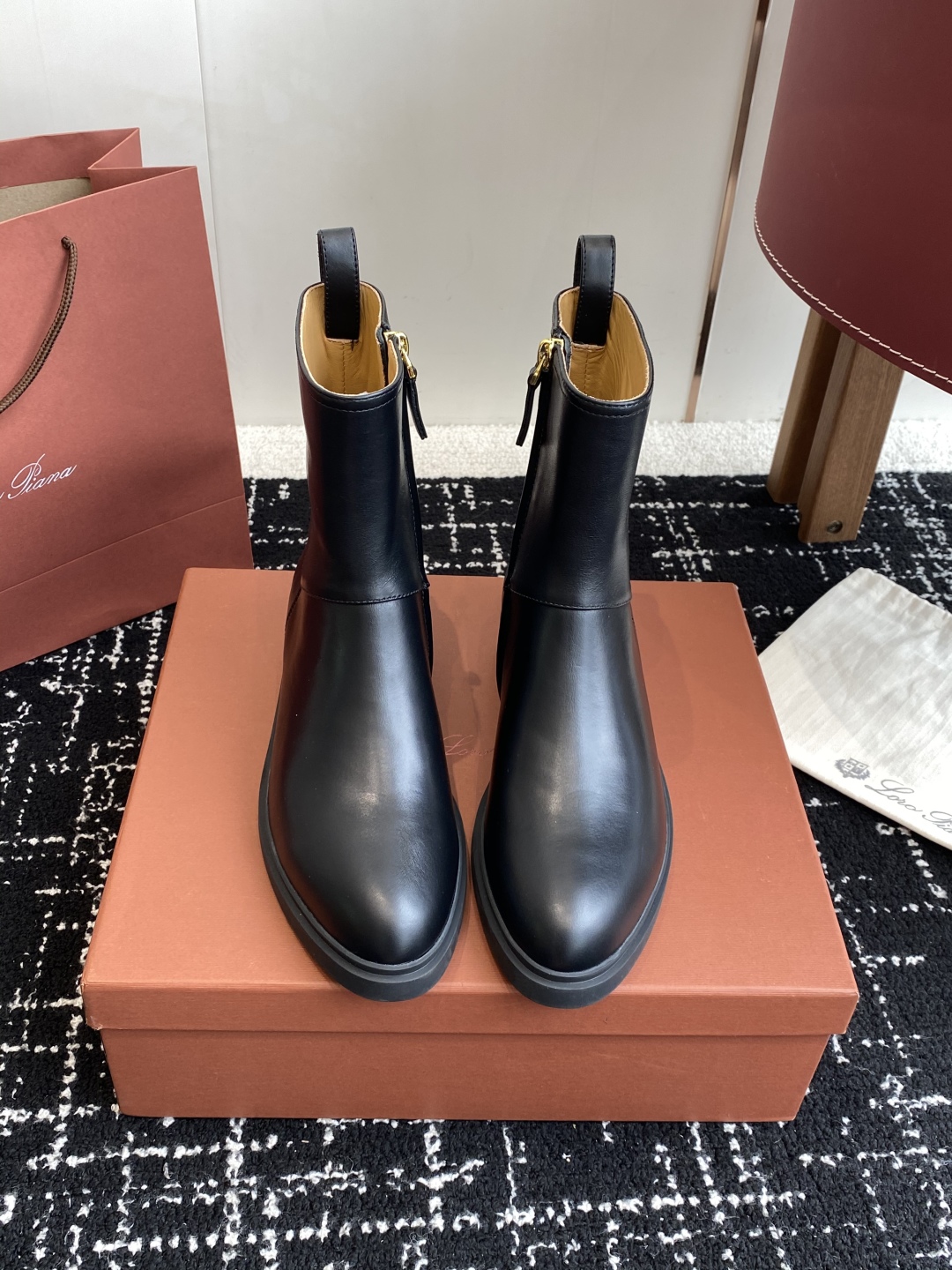 代购级
loro piana25秋冬最新款老钱风 短靴

这款羊猄 牛皮材质裸靴 皮质质感柔软舒适 侧拉