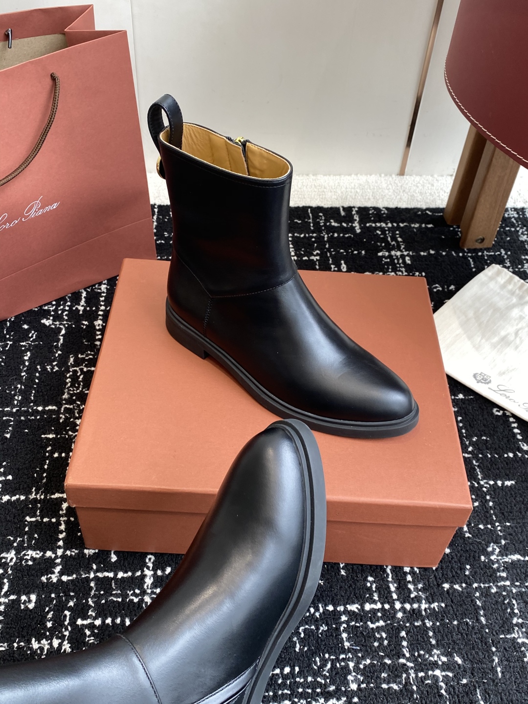 代购级
loro piana25秋冬最新款老钱风 短靴

这款羊猄 牛皮材质裸靴 皮质质感柔软舒适 侧拉