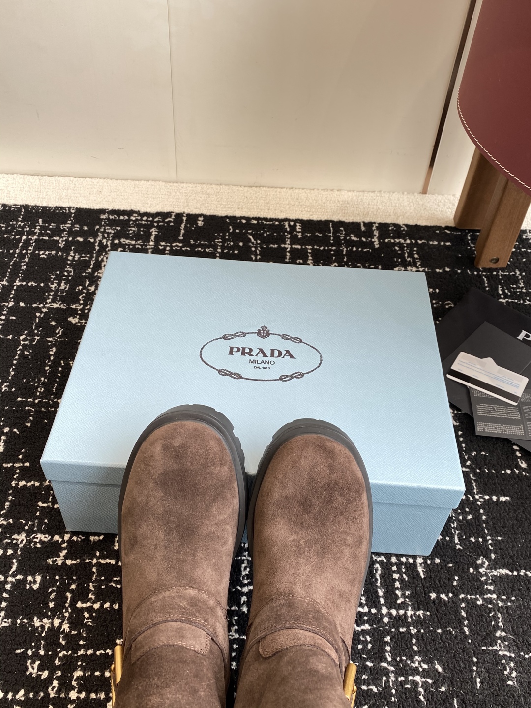 代购级
PRADA 普拉达经典三角标一脚蹬王炸女靴 

冬天买不到的系列，绝对是今年的大爆款！！贼好看！