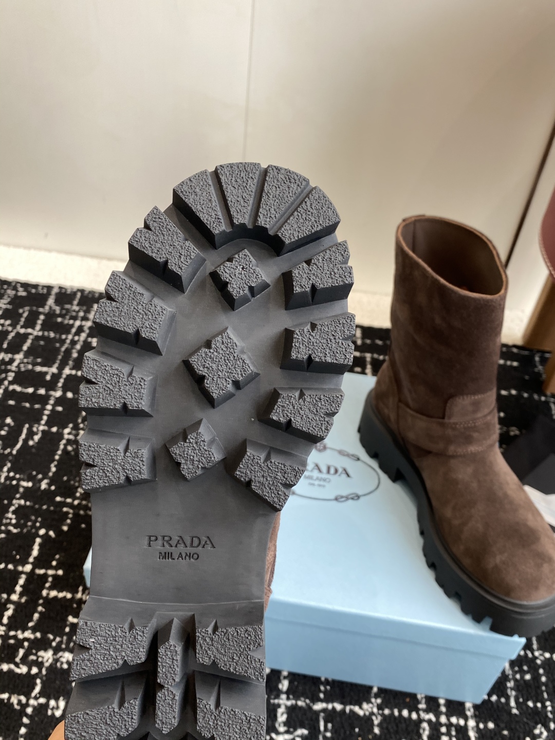 代购级
PRADA 普拉达经典三角标一脚蹬王炸女靴 

冬天买不到的系列，绝对是今年的大爆款！！贼好看！