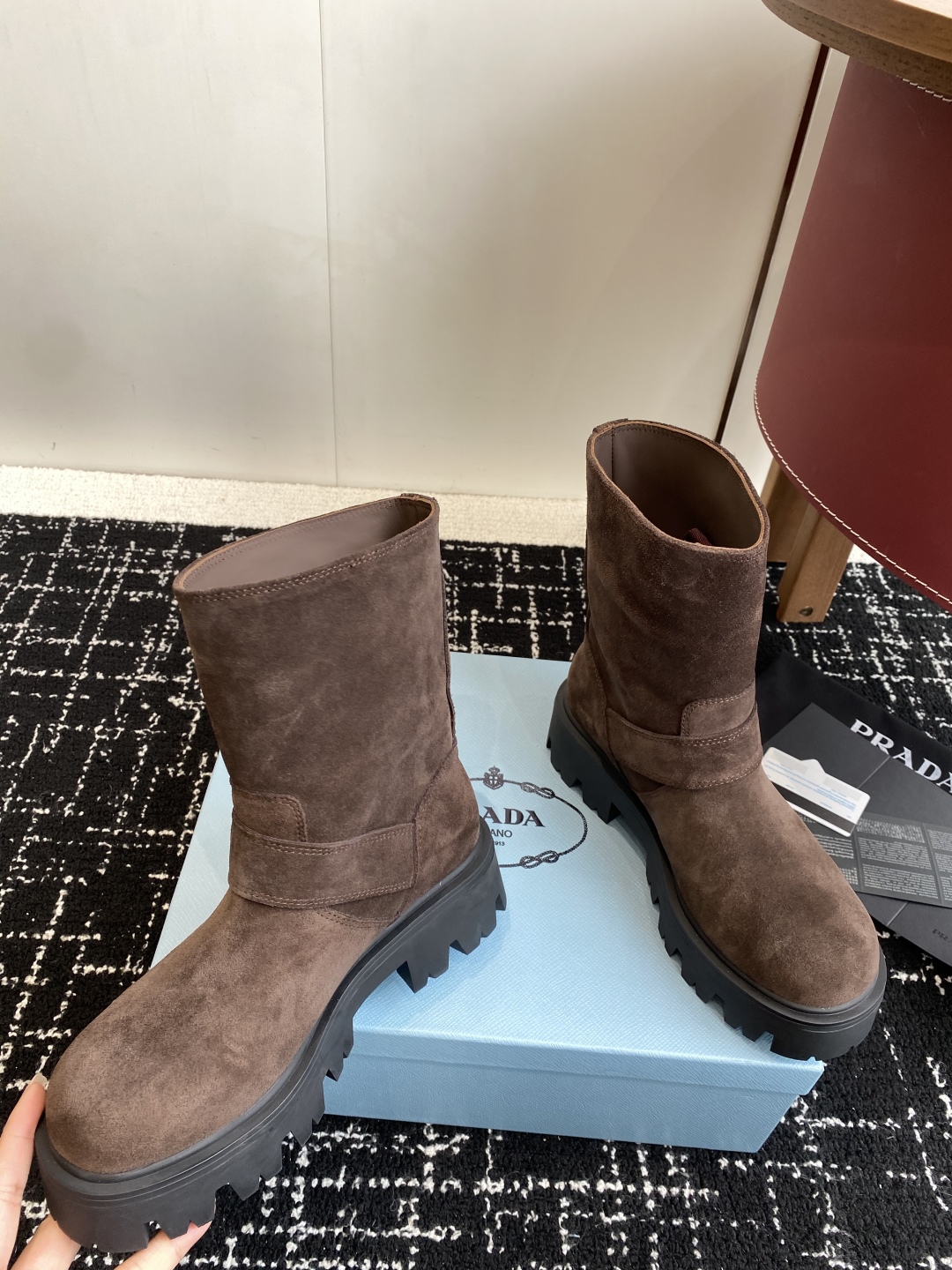 代购级
PRADA 普拉达经典三角标一脚蹬王炸女靴 

冬天买不到的系列，绝对是今年的大爆款！！贼好看！