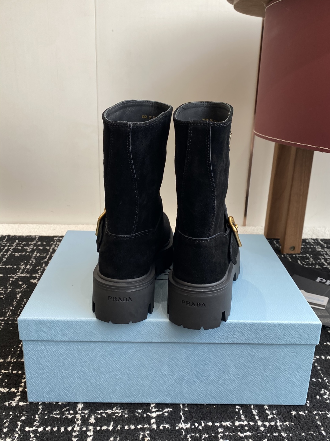 代购级
PRADA 普拉达经典三角标一脚蹬王炸女靴 

冬天买不到的系列，绝对是今年的大爆款！！贼好看！