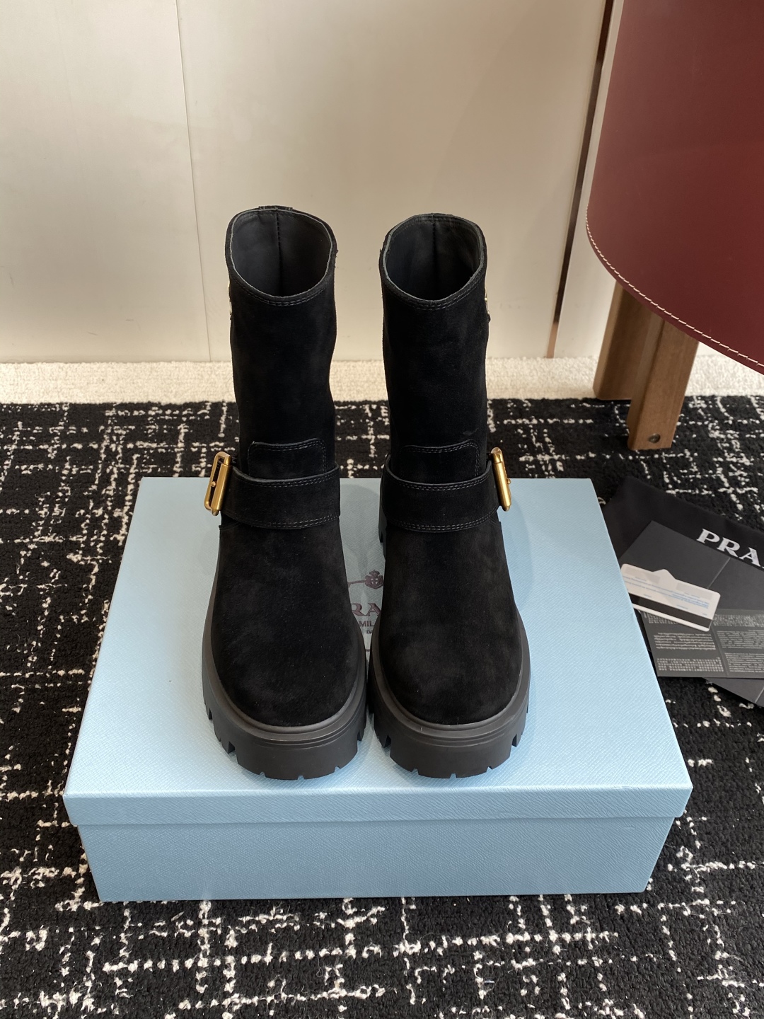 代购级
PRADA 普拉达经典三角标一脚蹬王炸女靴 

冬天买不到的系列，绝对是今年的大爆款！！贼好看！