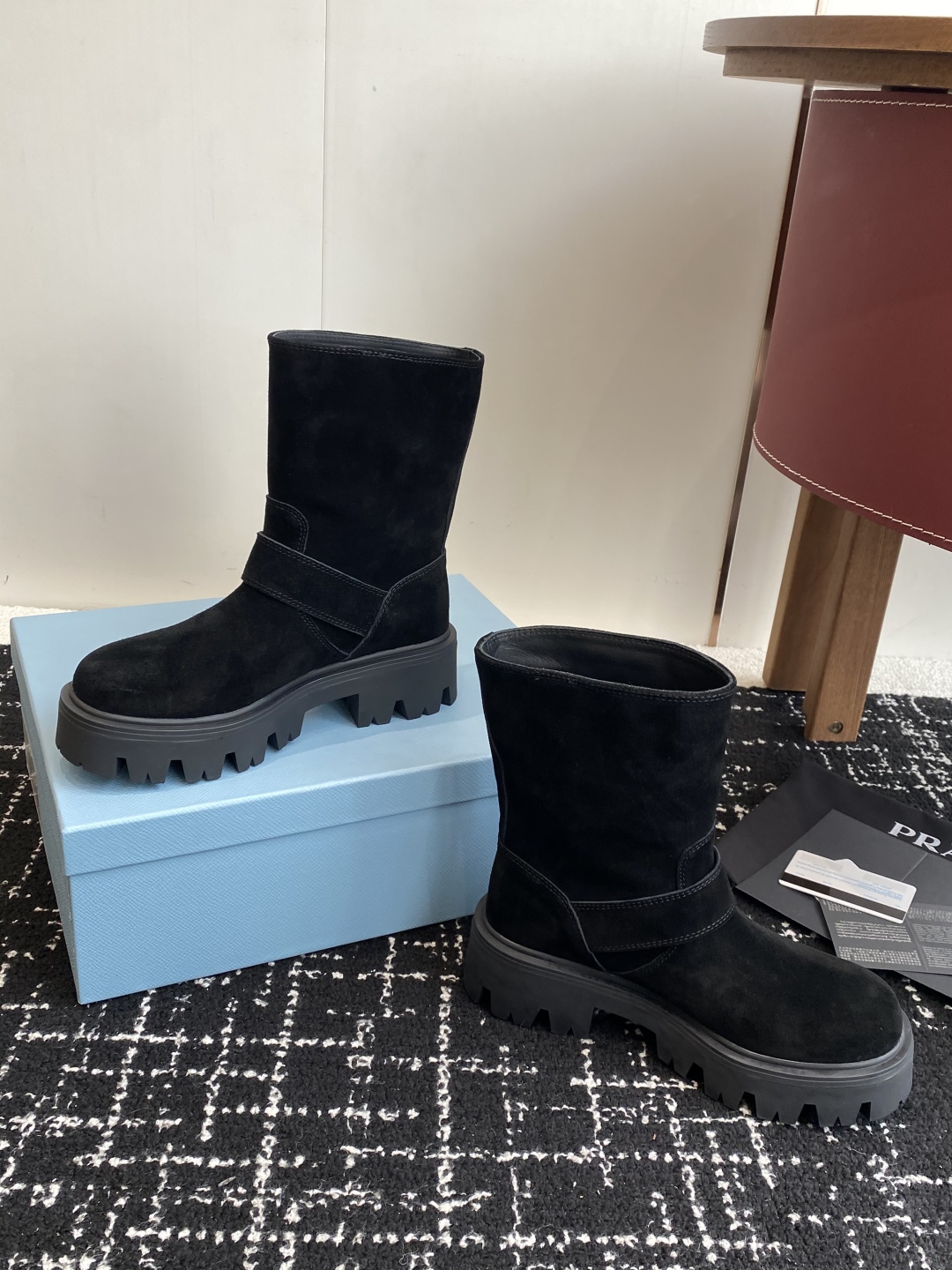 代购级
PRADA 普拉达经典三角标一脚蹬王炸女靴 

冬天买不到的系列，绝对是今年的大爆款！！贼好看！