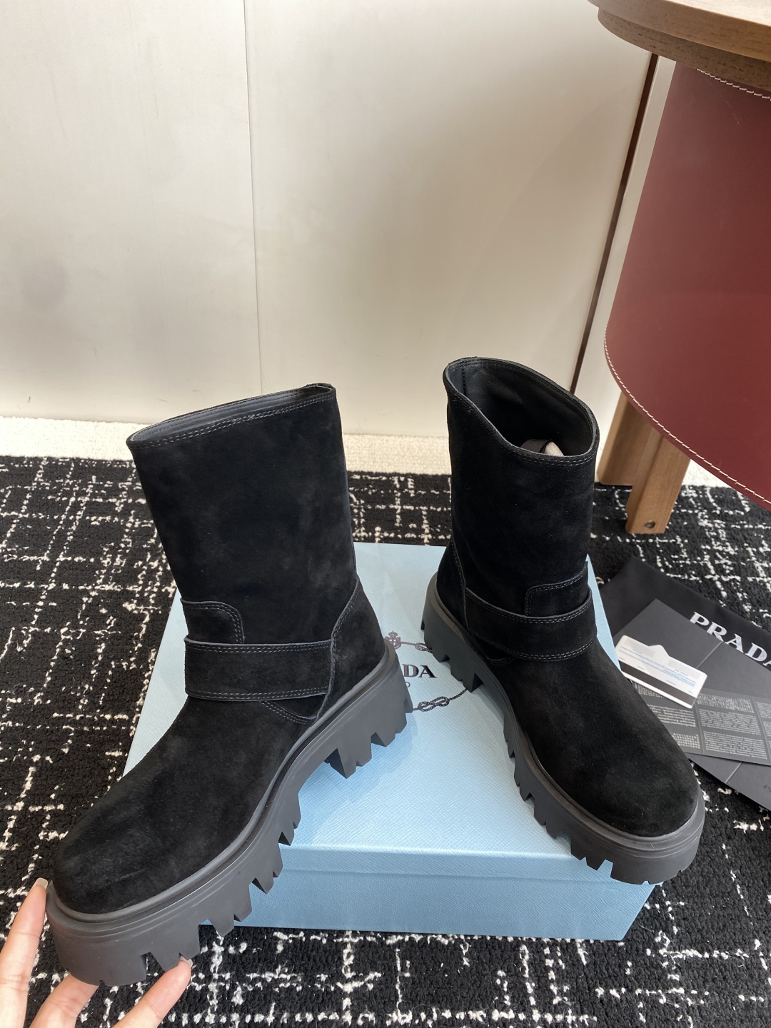 代购级
PRADA 普拉达经典三角标一脚蹬王炸女靴 

冬天买不到的系列，绝对是今年的大爆款！！贼好看！