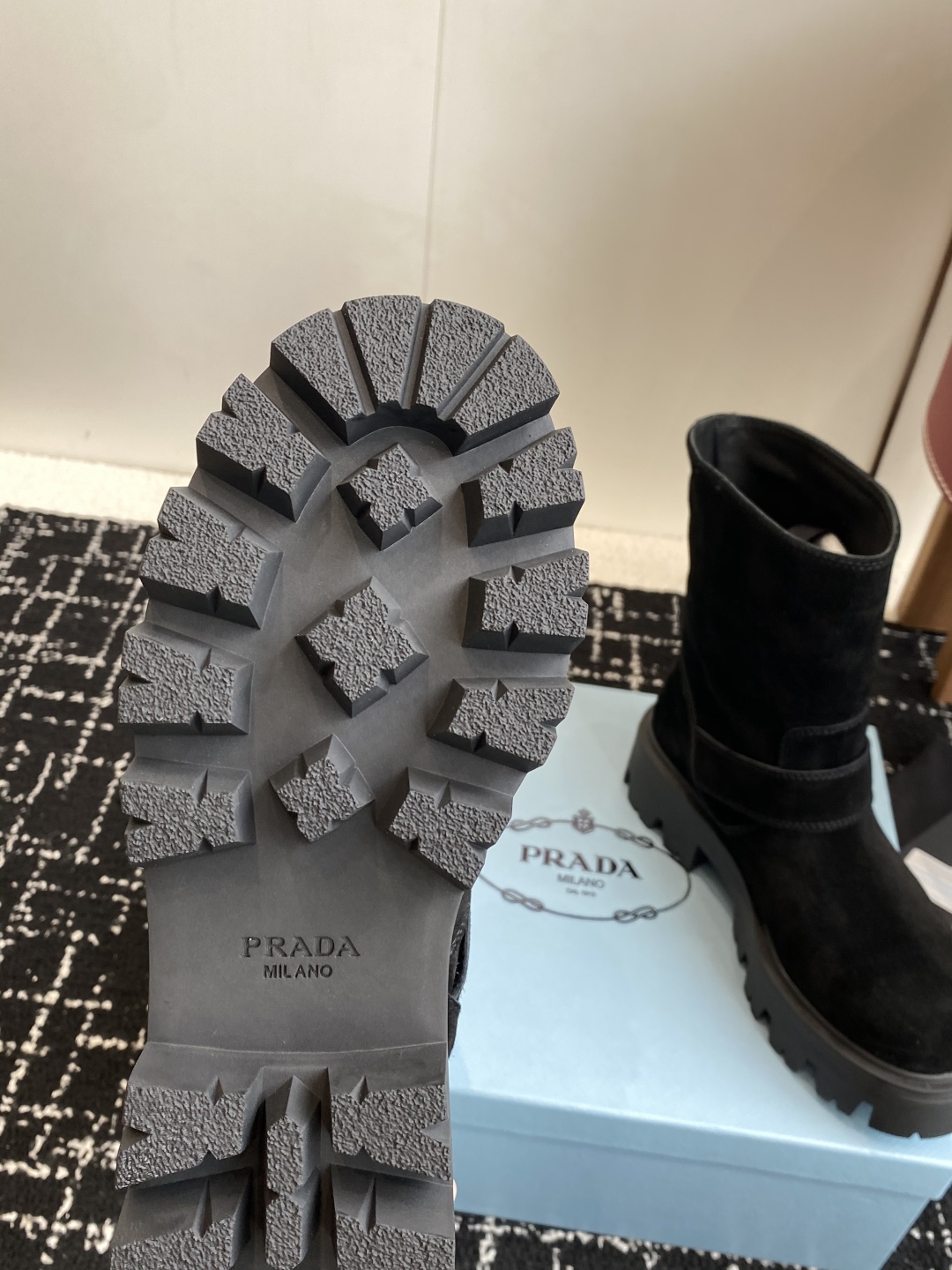 代购级
PRADA 普拉达经典三角标一脚蹬王炸女靴 

冬天买不到的系列，绝对是今年的大爆款！！贼好看！
