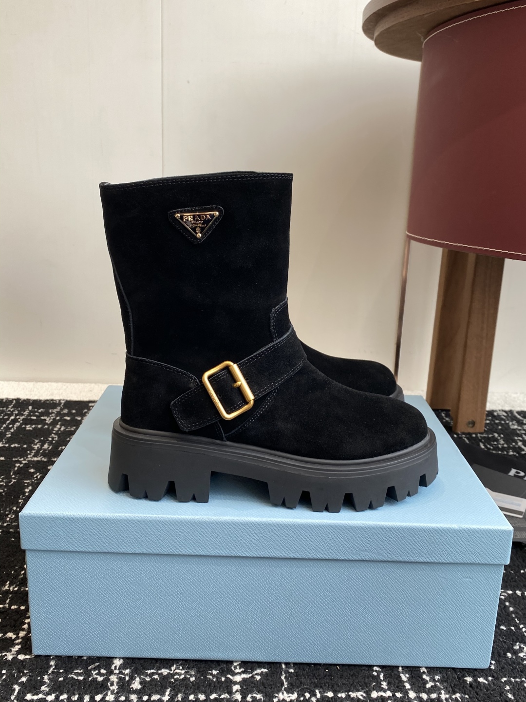 代购级
PRADA 普拉达经典三角标一脚蹬王炸女靴 

冬天买不到的系列，绝对是今年的大爆款！！贼好看！