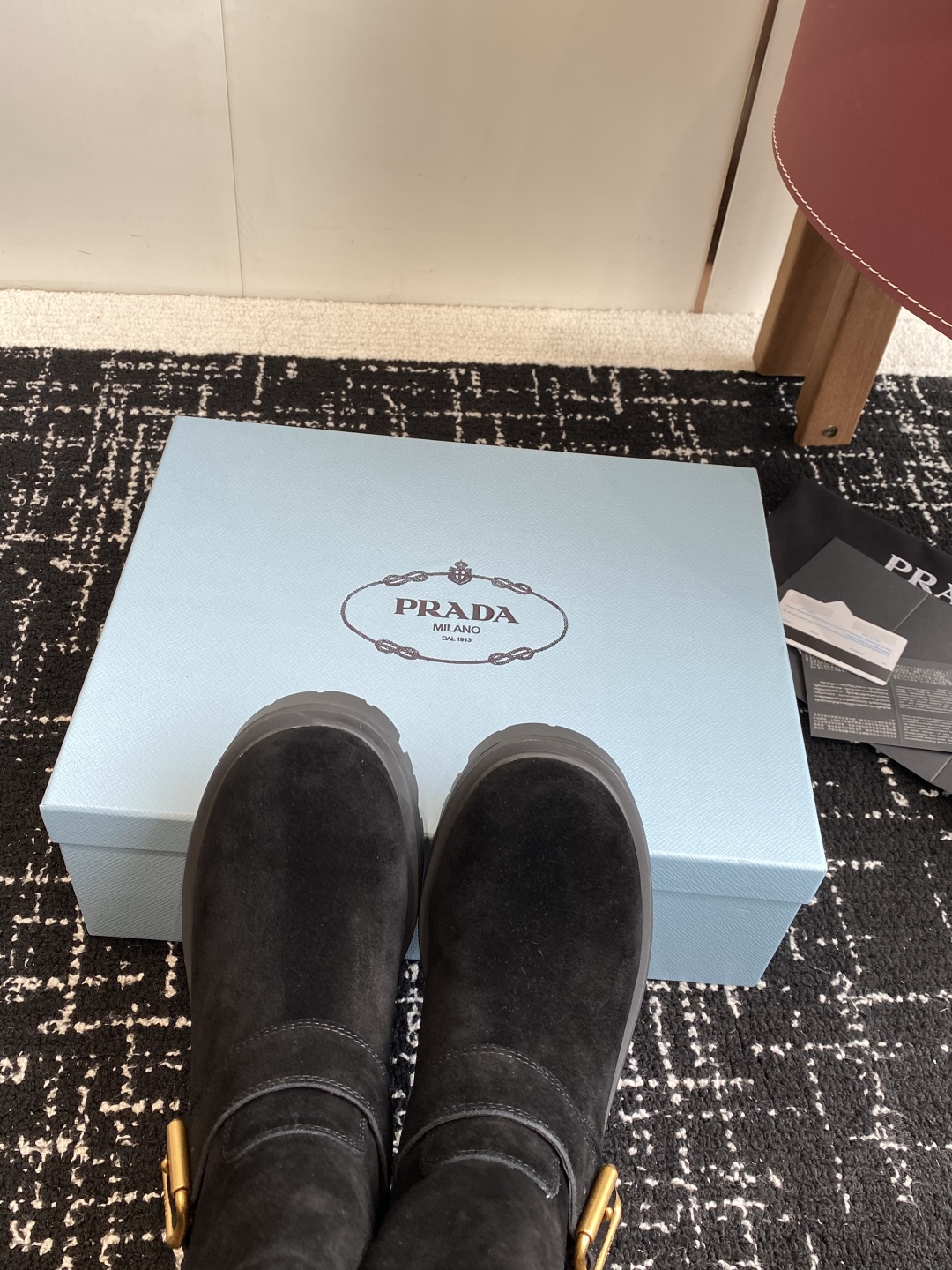 代购级
PRADA 普拉达经典三角标一脚蹬王炸女靴 

冬天买不到的系列，绝对是今年的大爆款！！贼好看！
