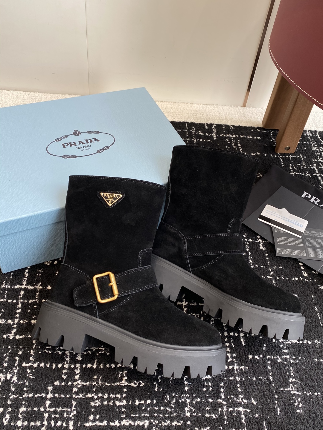 代购级
PRADA 普拉达经典三角标一脚蹬王炸女靴 

冬天买不到的系列，绝对是今年的大爆款！！贼好看！