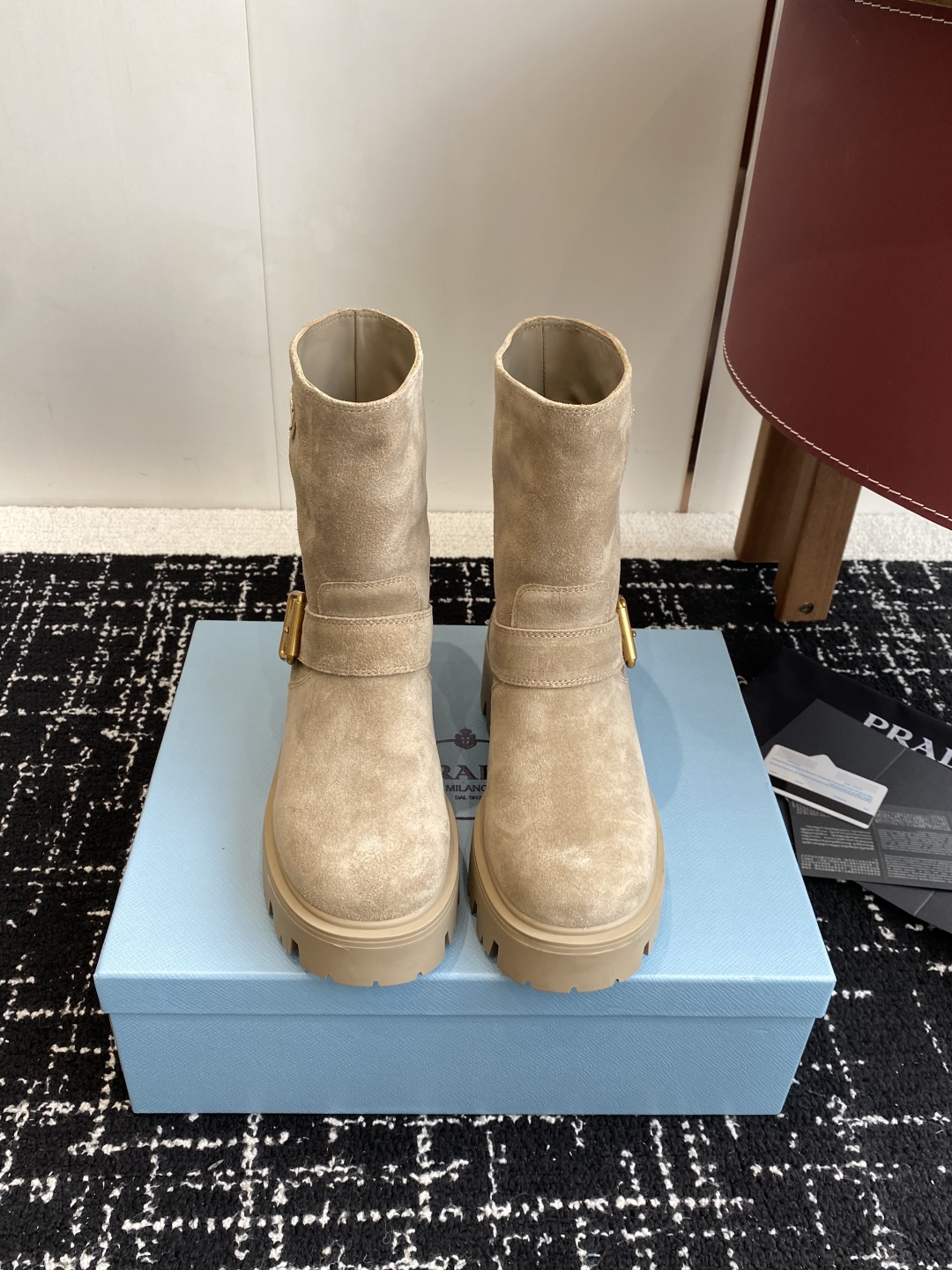 代购级
PRADA 普拉达经典三角标一脚蹬王炸女靴 

冬天买不到的系列，绝对是今年的大爆款！！贼好看！