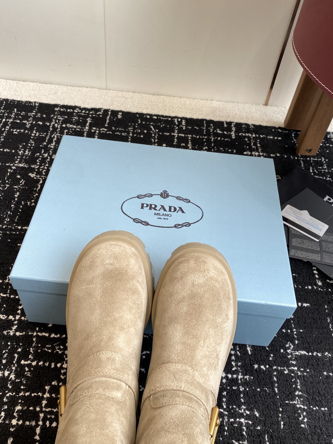 代购级
PRADA 普拉达经典三角标一脚蹬王炸女靴 

冬天买不到的系列，绝对是今年的大爆款！！贼好看！