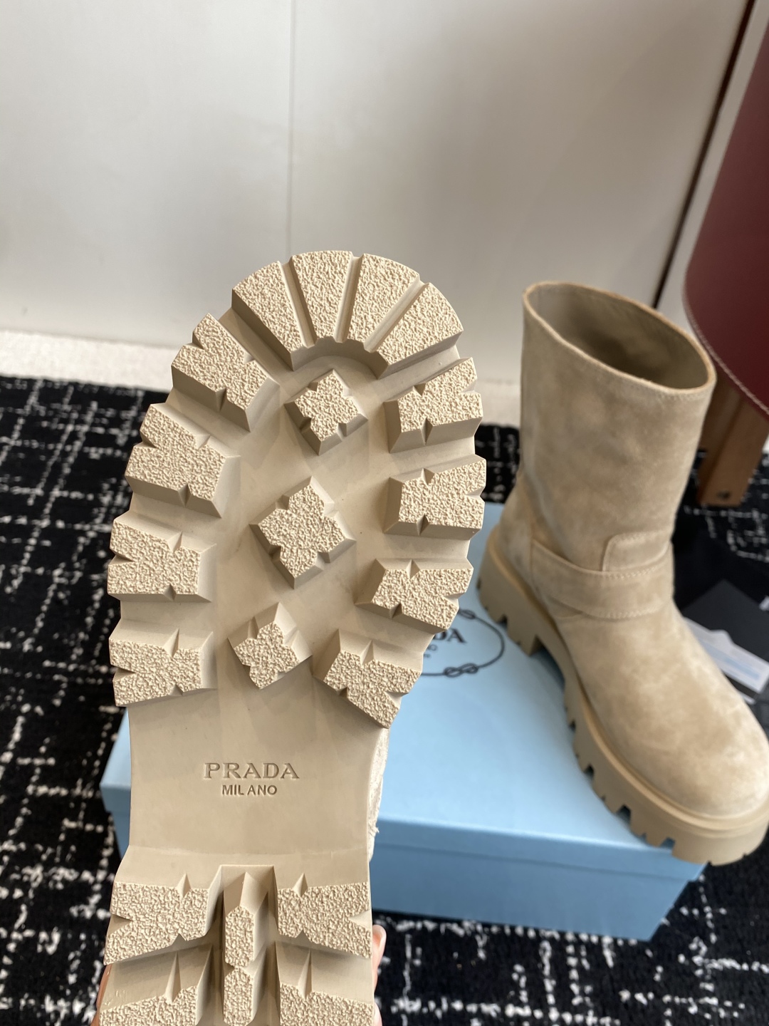 代购级
PRADA 普拉达经典三角标一脚蹬王炸女靴 

冬天买不到的系列，绝对是今年的大爆款！！贼好看！