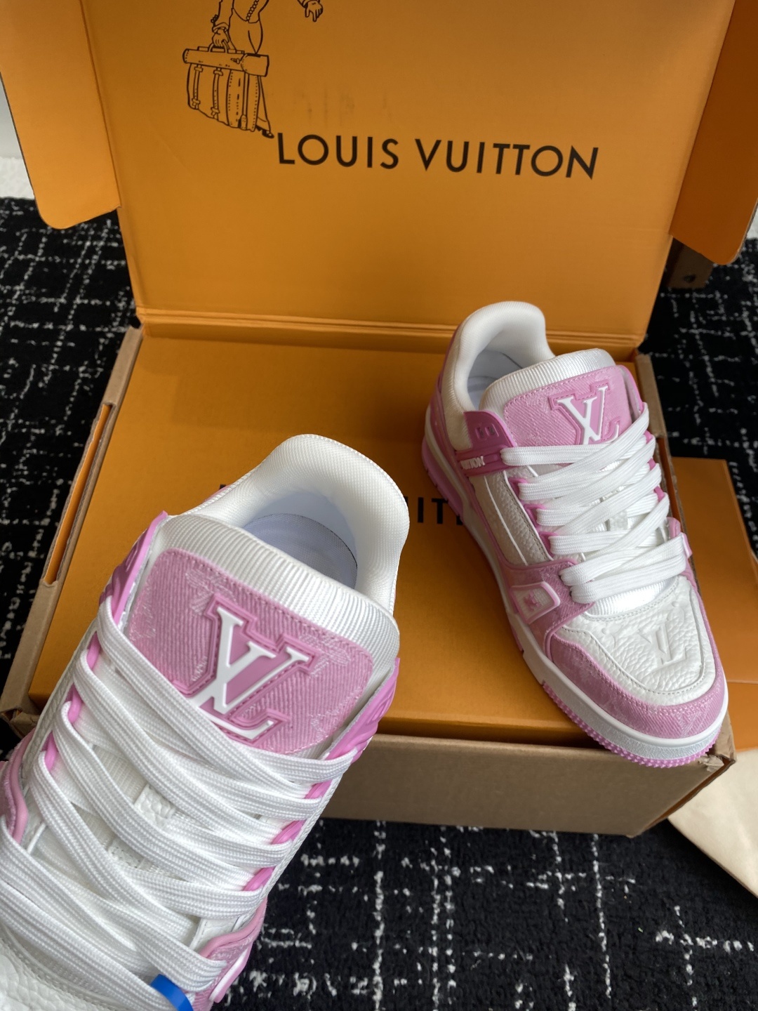 代购级(官网同步✈️盒包装)
Louis Vuitton 25ss 驴家的爆款!trainer板鞋,每个