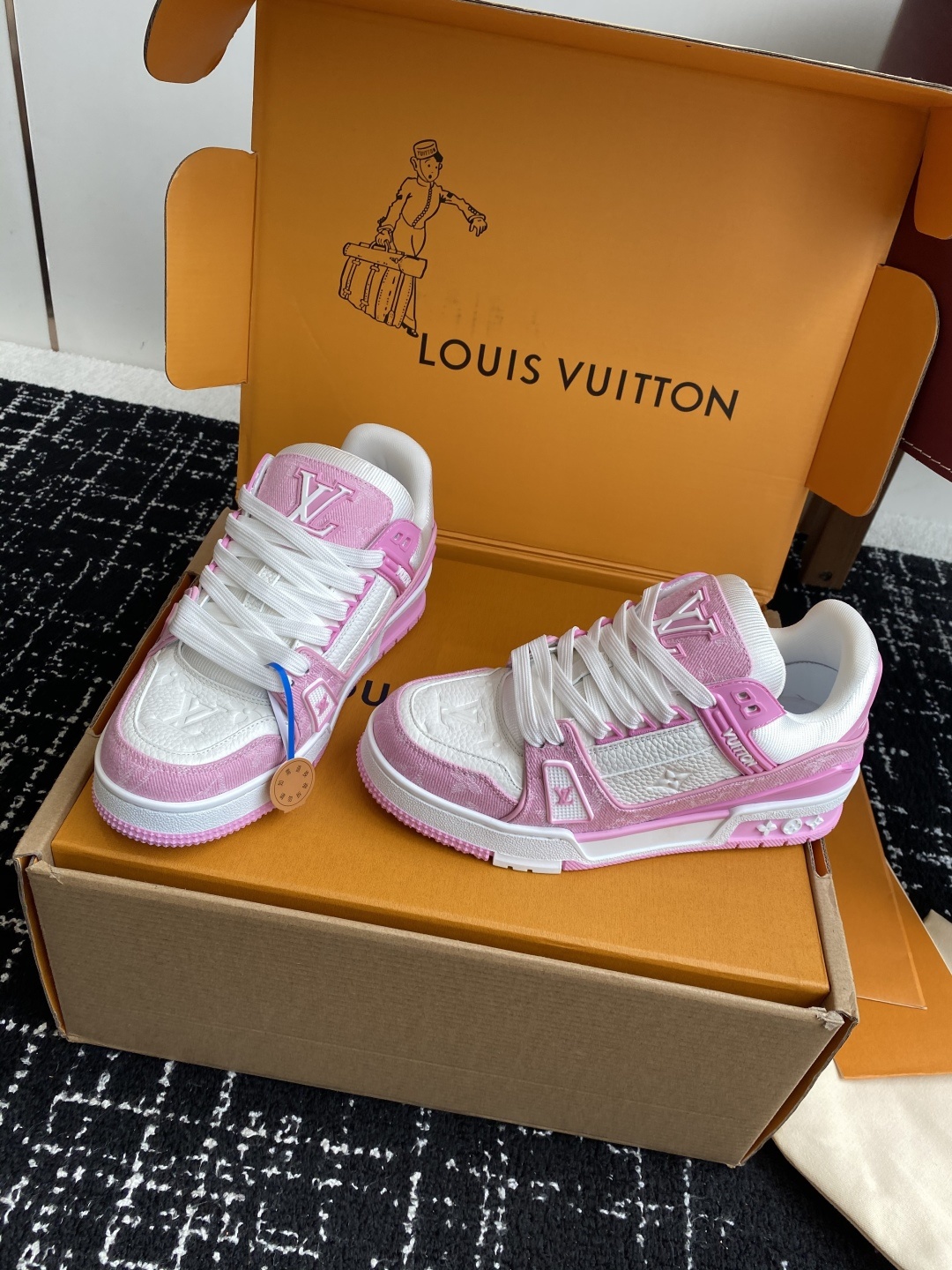 代购级(官网同步✈️盒包装)
Louis Vuitton 25ss 驴家的爆款!trainer板鞋,每个
