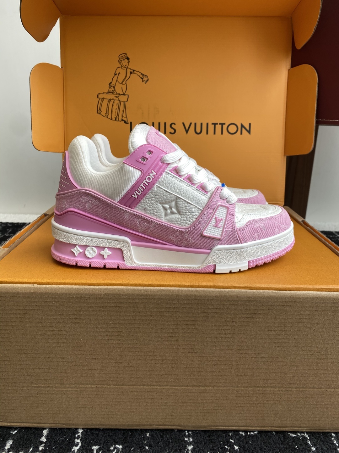 代购级(官网同步✈️盒包装)
Louis Vuitton 25ss 驴家的爆款!trainer板鞋,每个